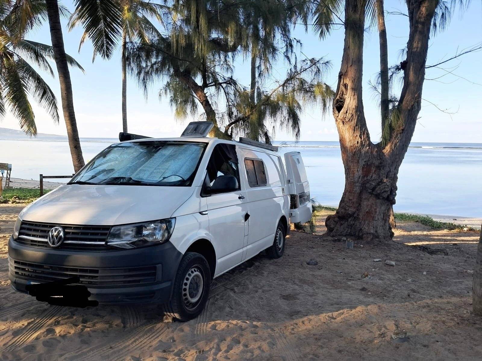 Front view from 3/4 Volkswagen Transporter - Yescapa