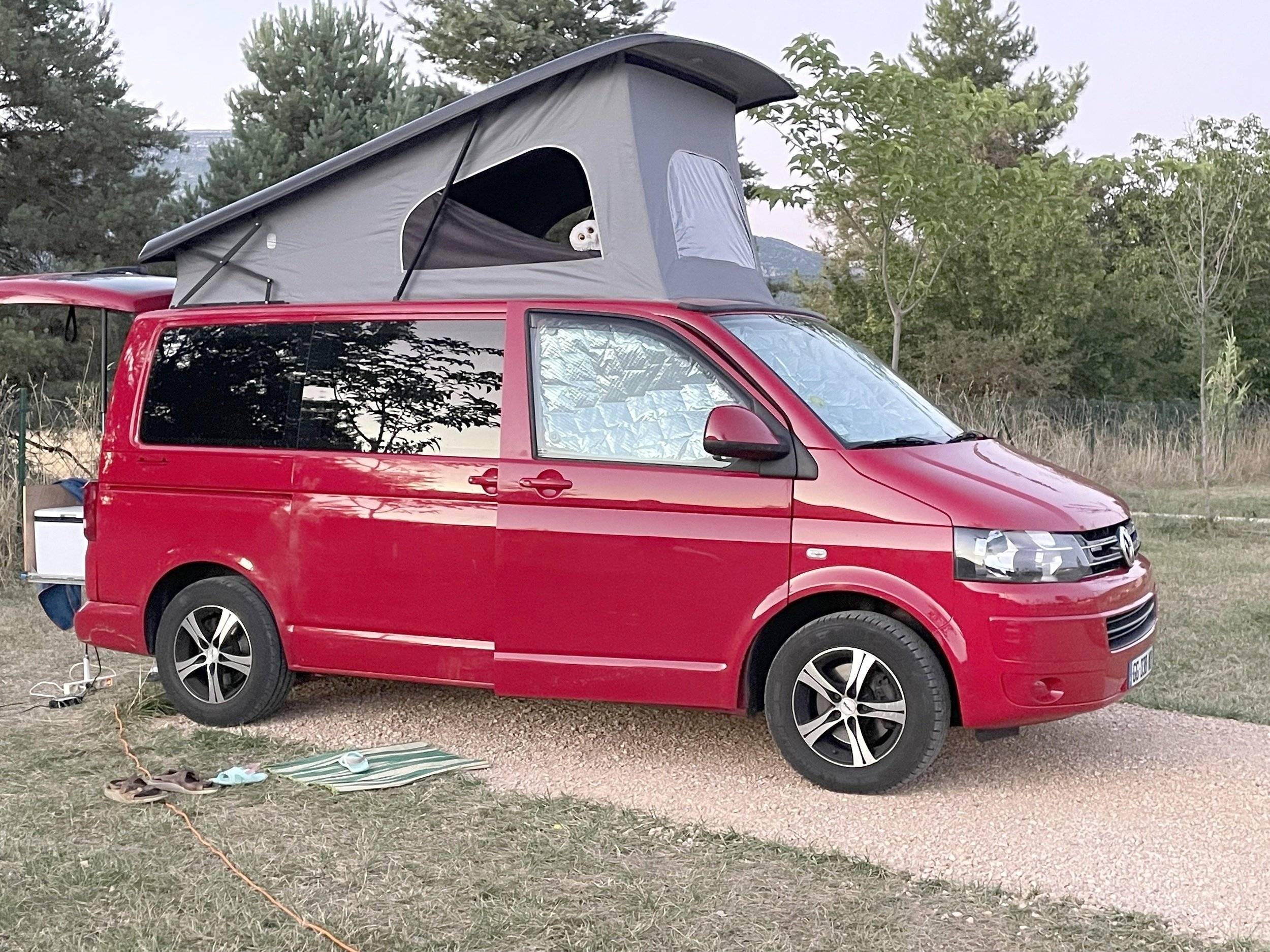 Vue avant de 3/4 Volkswagen T5 2l 114 ch - Yescapa