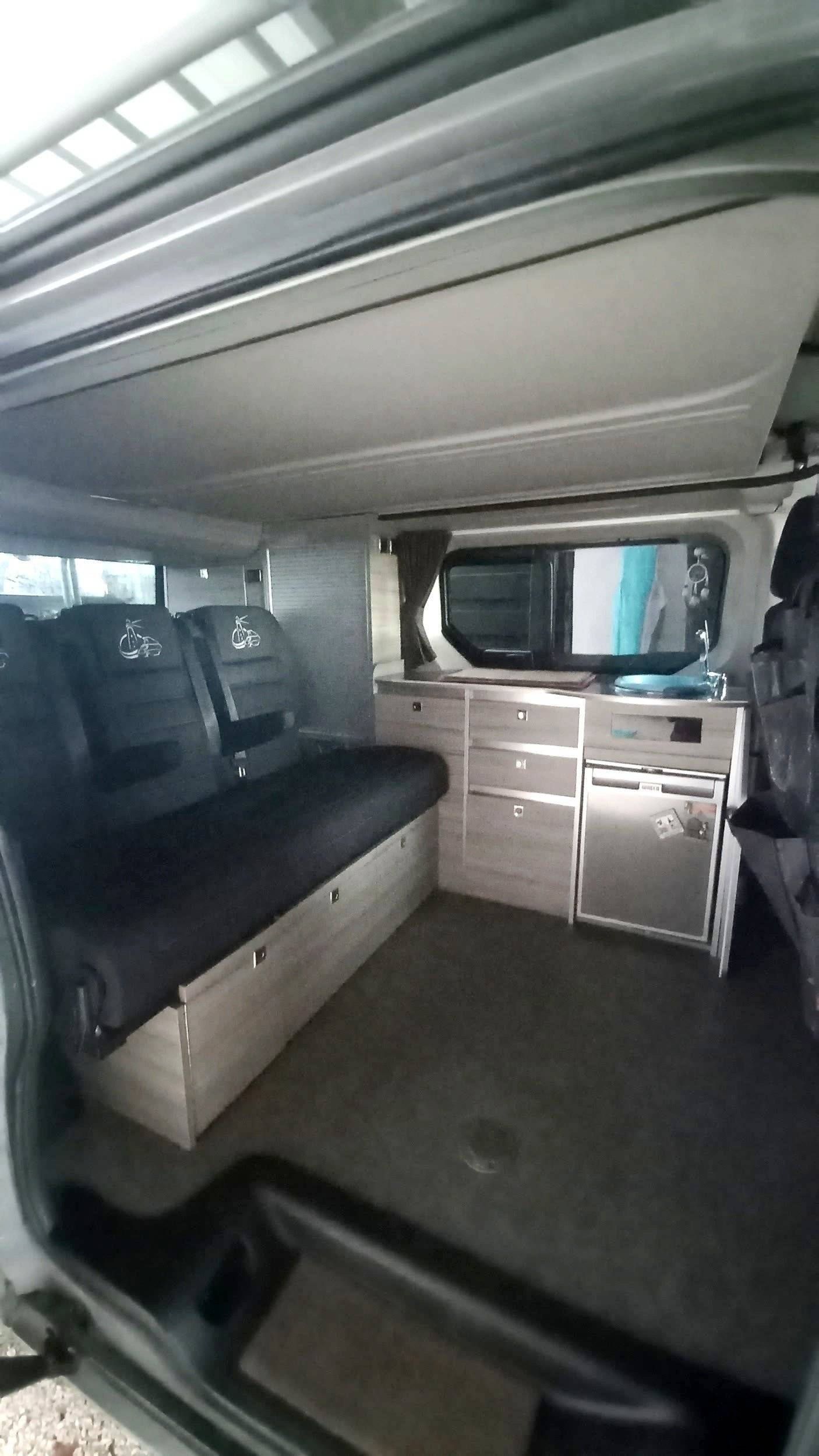 Coin repas Renault Trafic 1,6 l 145 ch - Yescapa