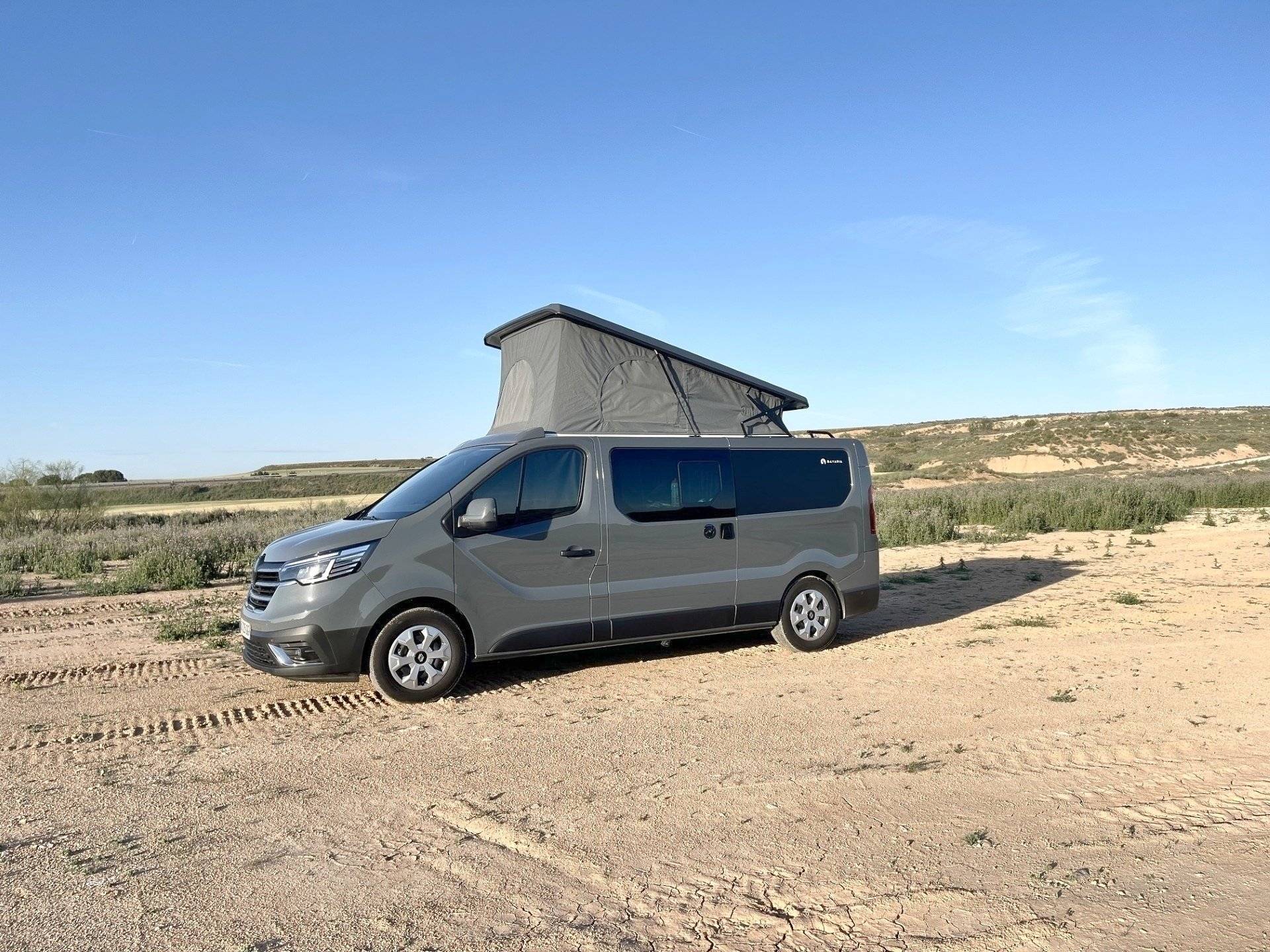 Front view from 3/4 Renault Trafic 150cv Boite auto - Yescapa