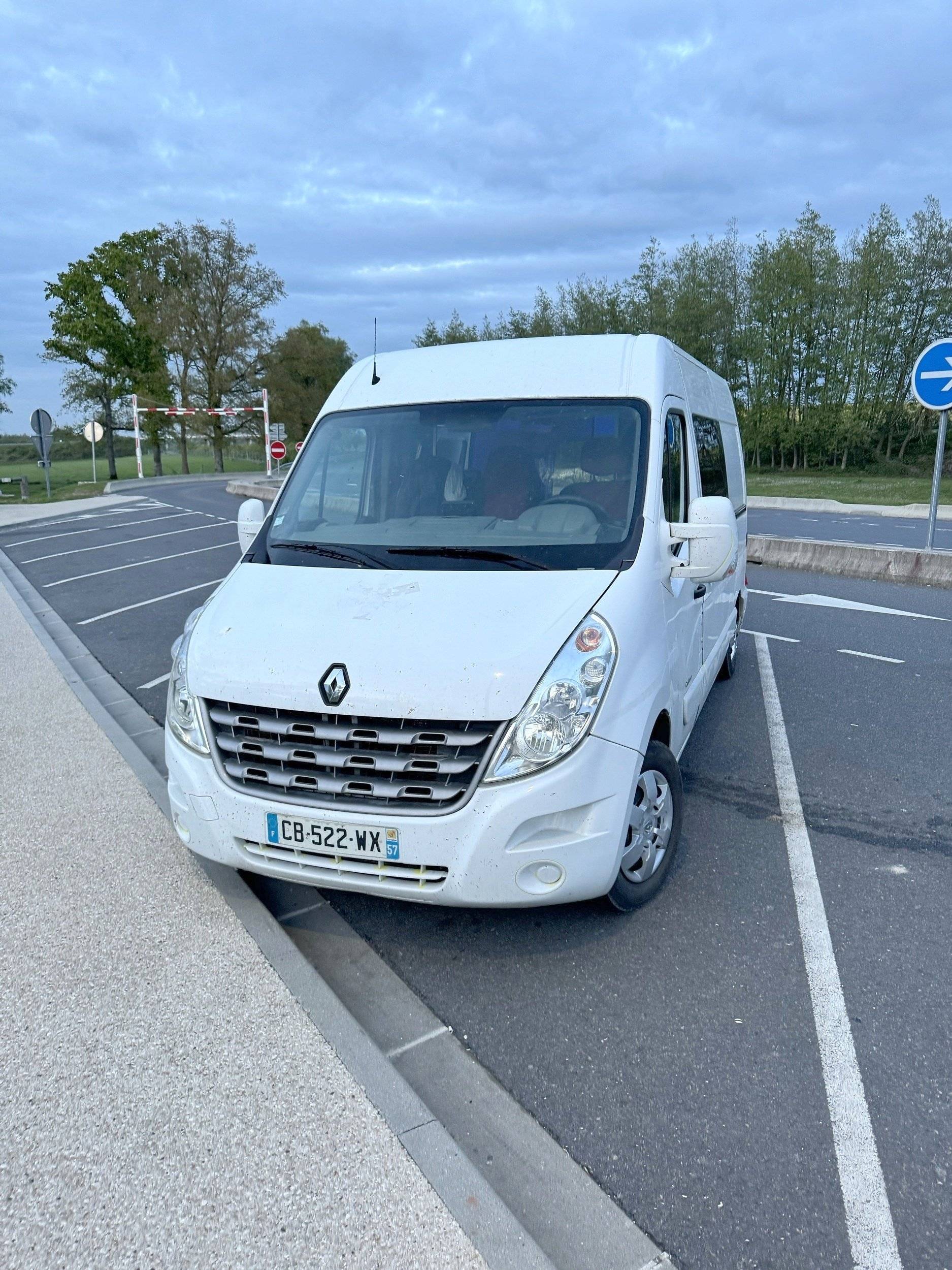 Vista de 3/4 Renault Master 2,3 l 150 ch - Yescapa