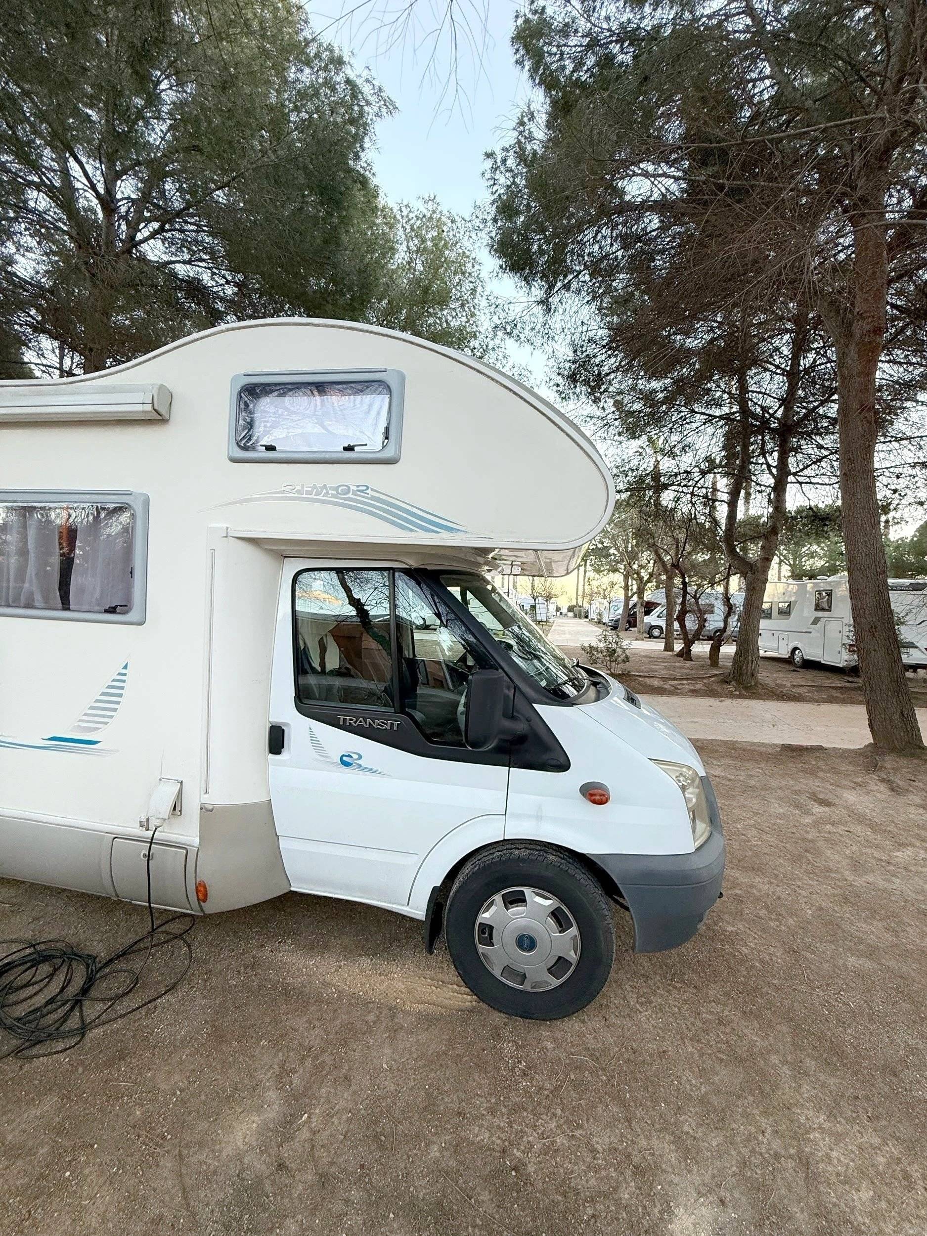 Vue avant de 3/4 Ford rimor katamarano - Yescapa