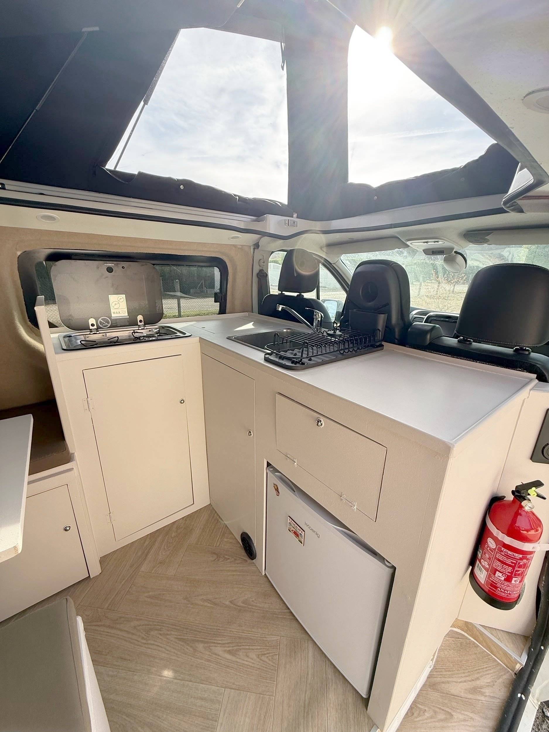 Área de jantar Renault Trafic3 L2H1 1,6 l 120 ch - Yescapa