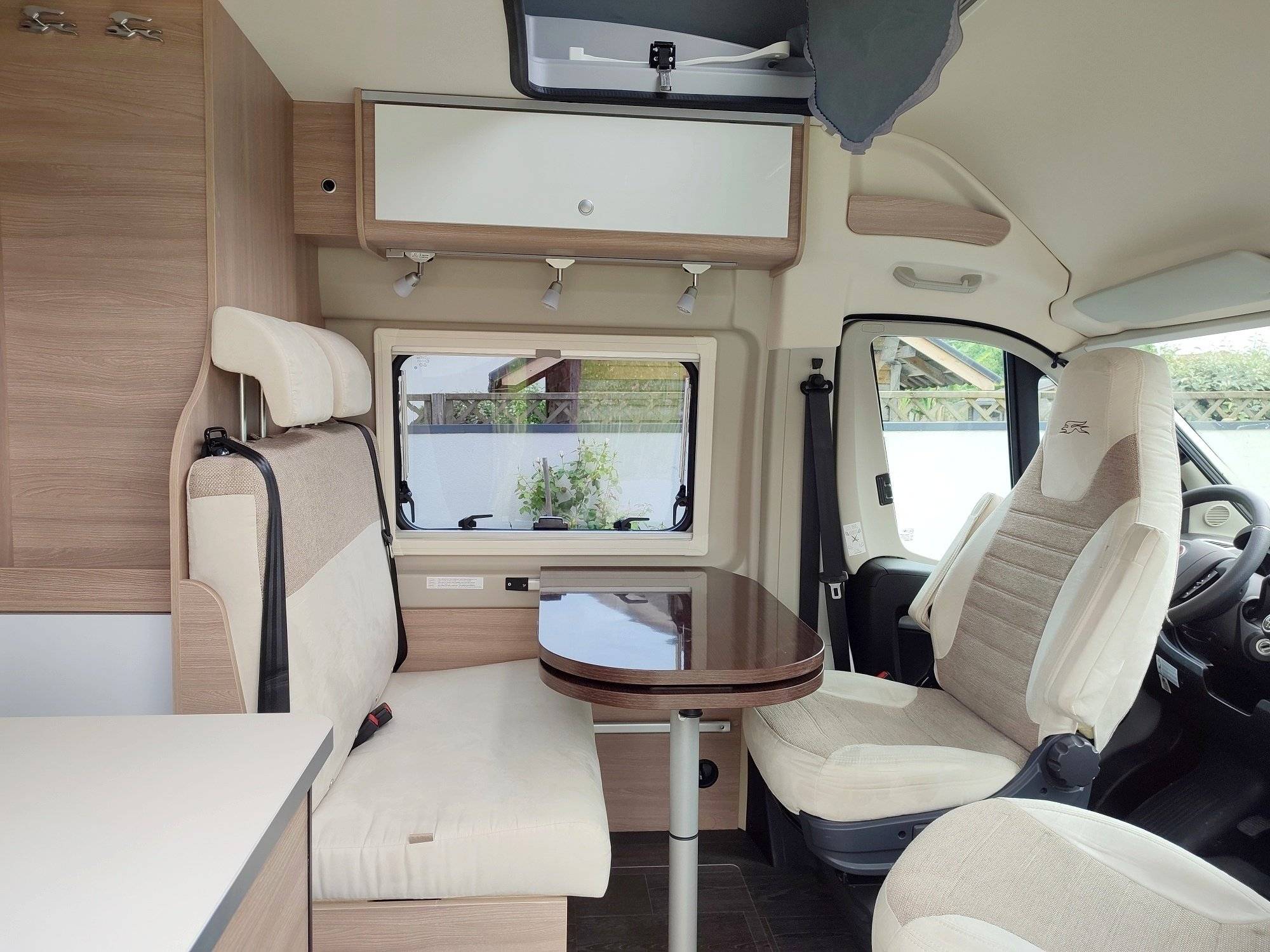 Dining Area Fiat Ducato 2,3 l 140 CV - Yescapa