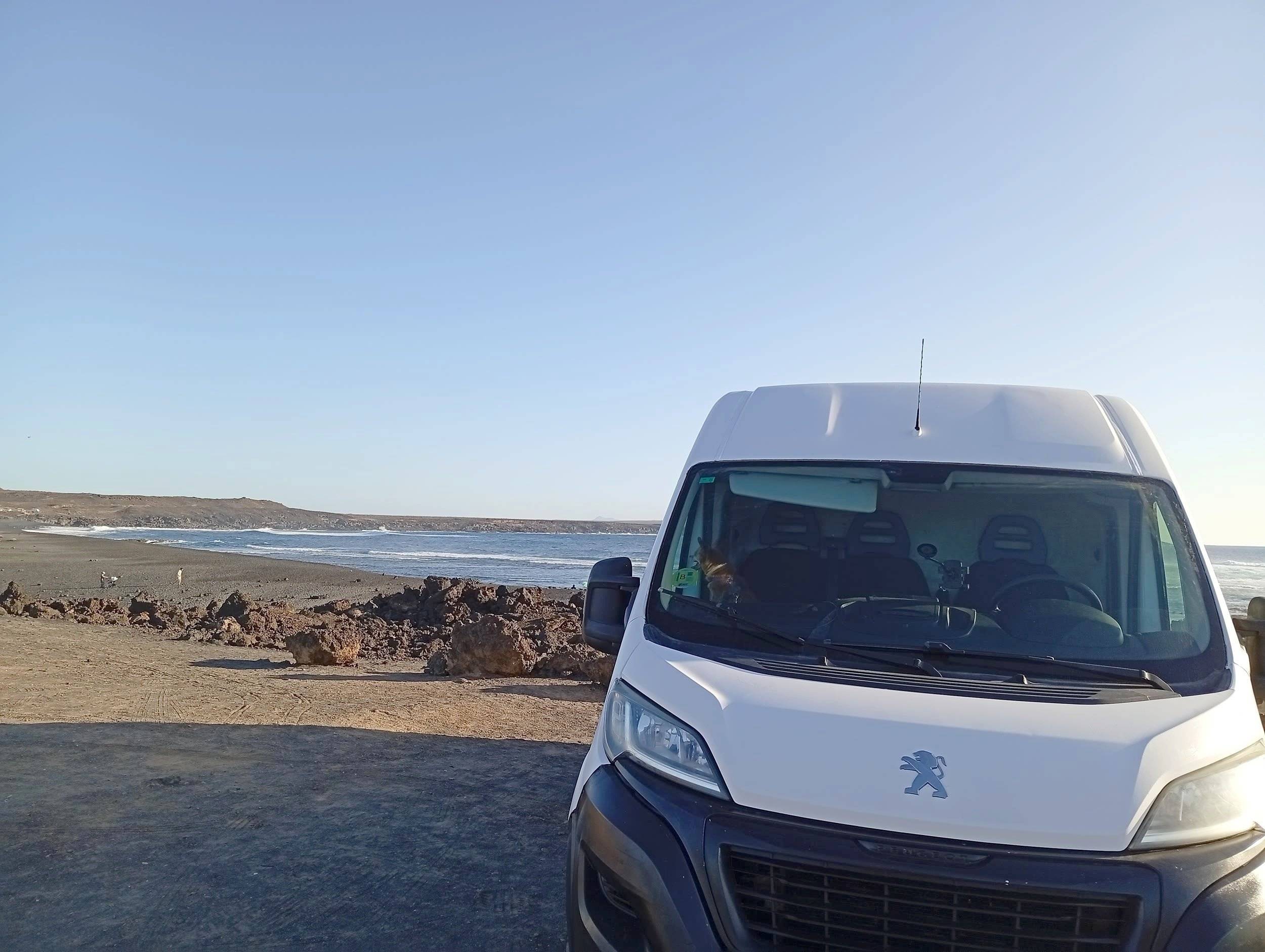 Vista de 3/4 Peugeot Boxer 140 CV 2,2L - Yescapa