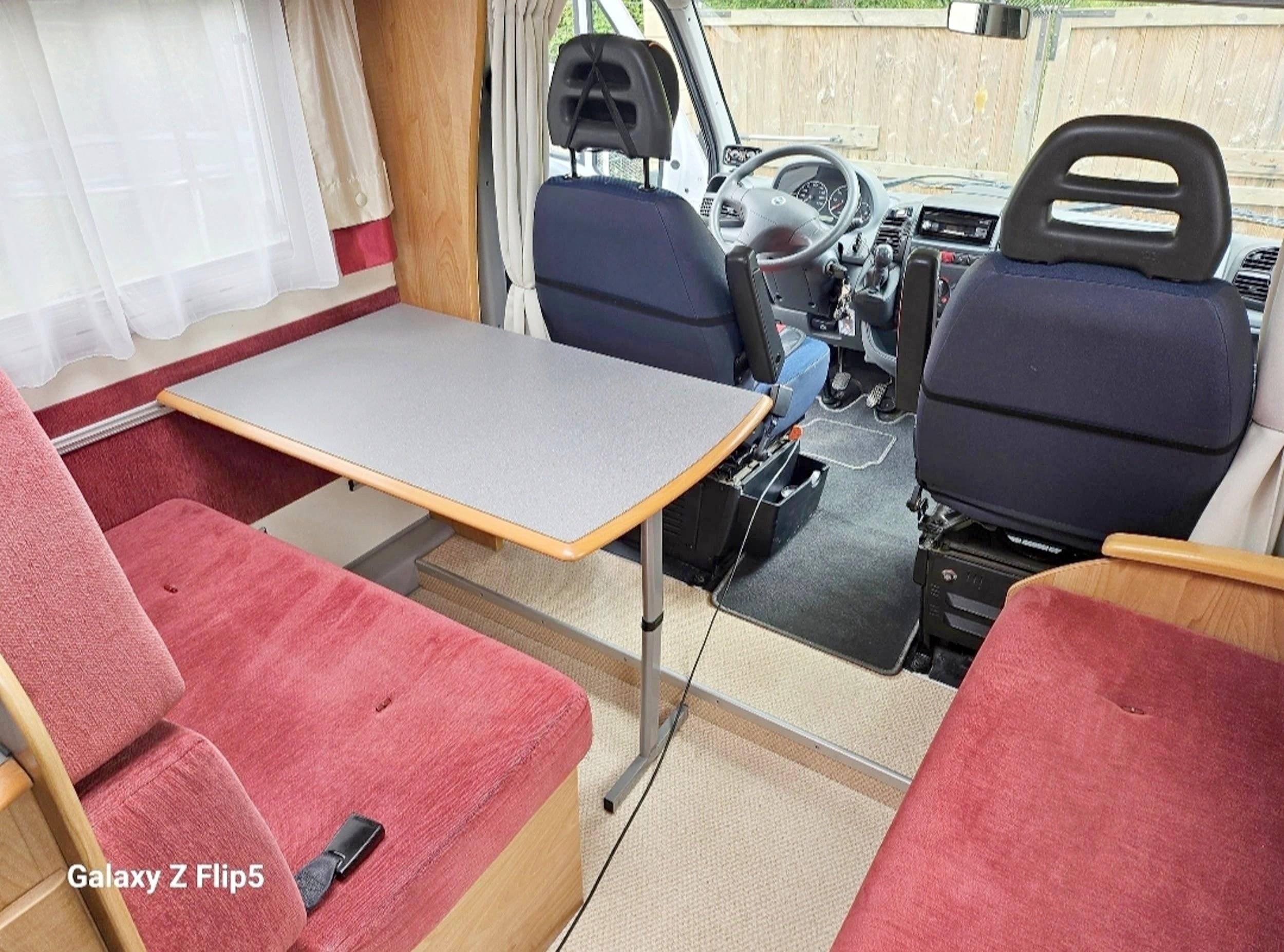 Dining Area Fiat 2.8 JTD - Yescapa