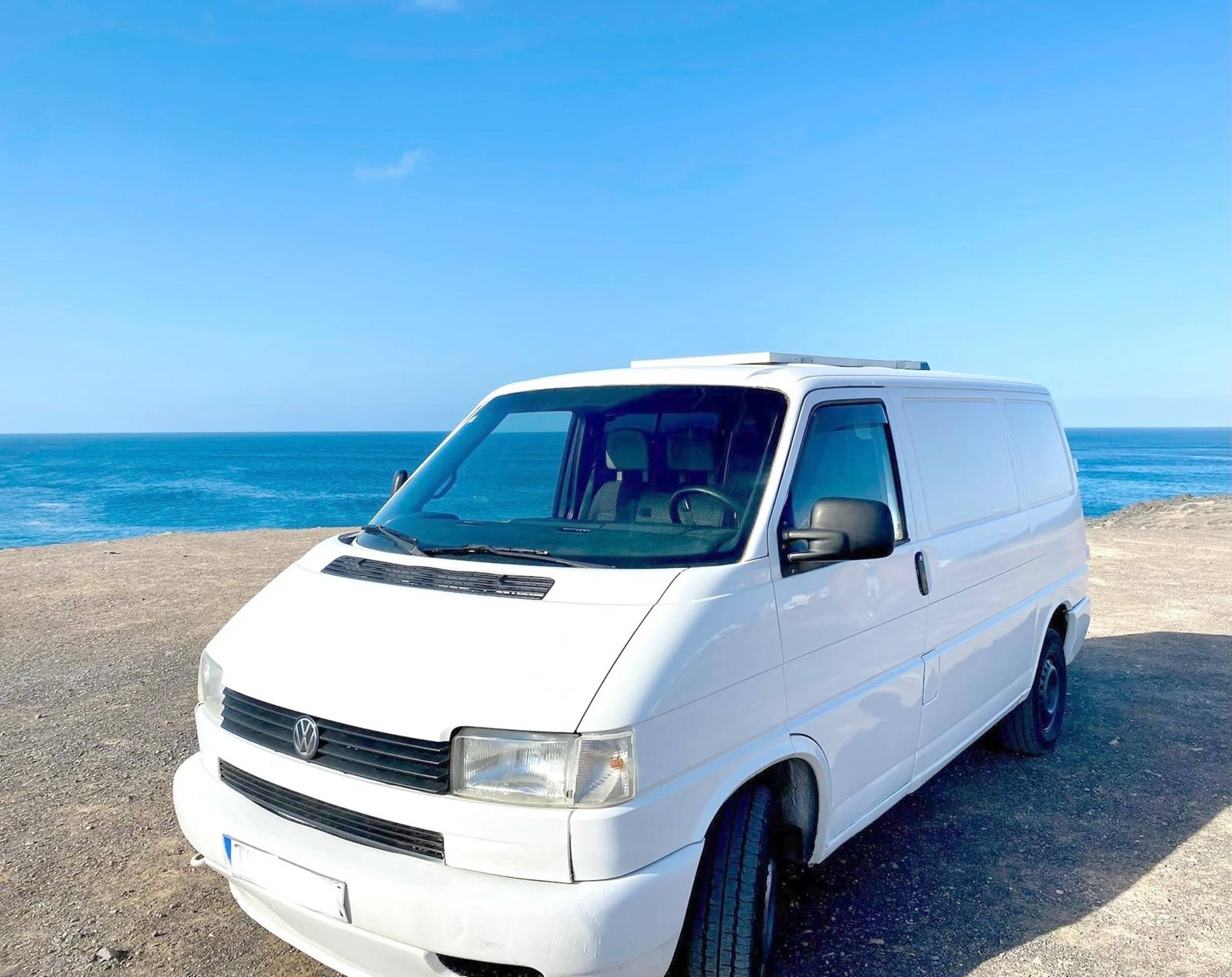 Front view from 3/4 Volkswagen Transporter T4 2.4D - Yescapa