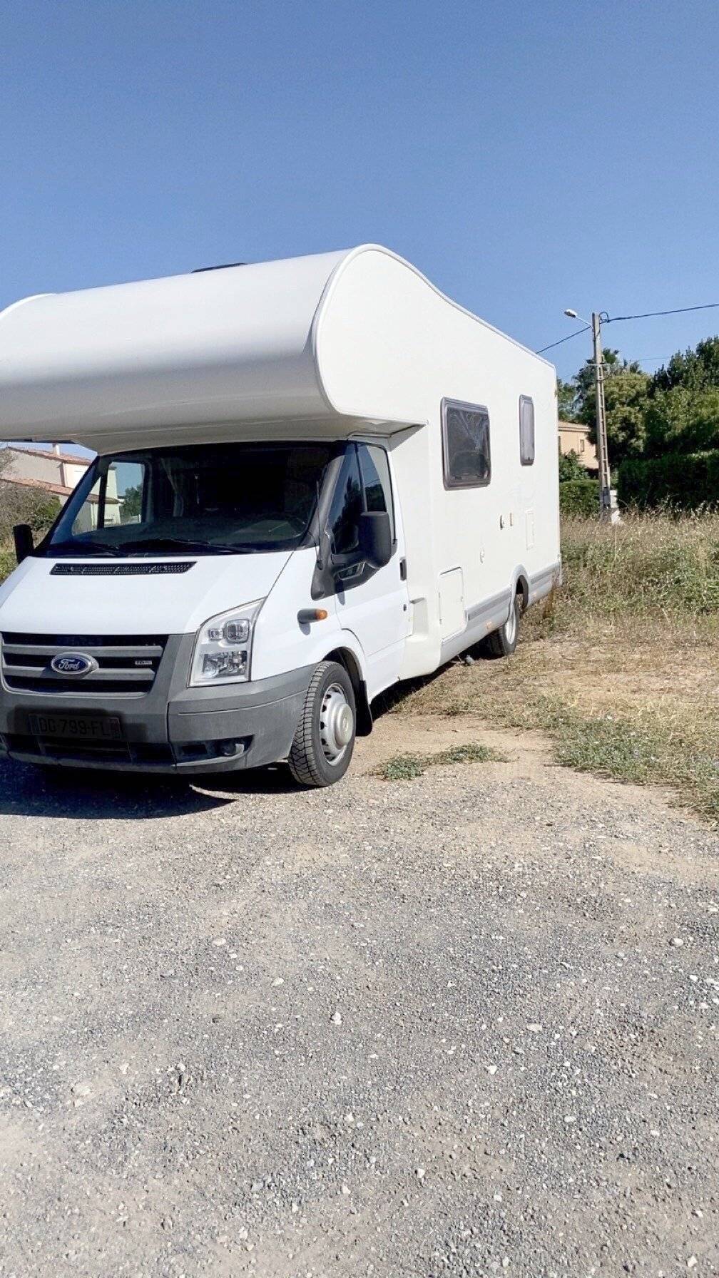 schräge Vorderansicht Ford ford transit - Yescapa