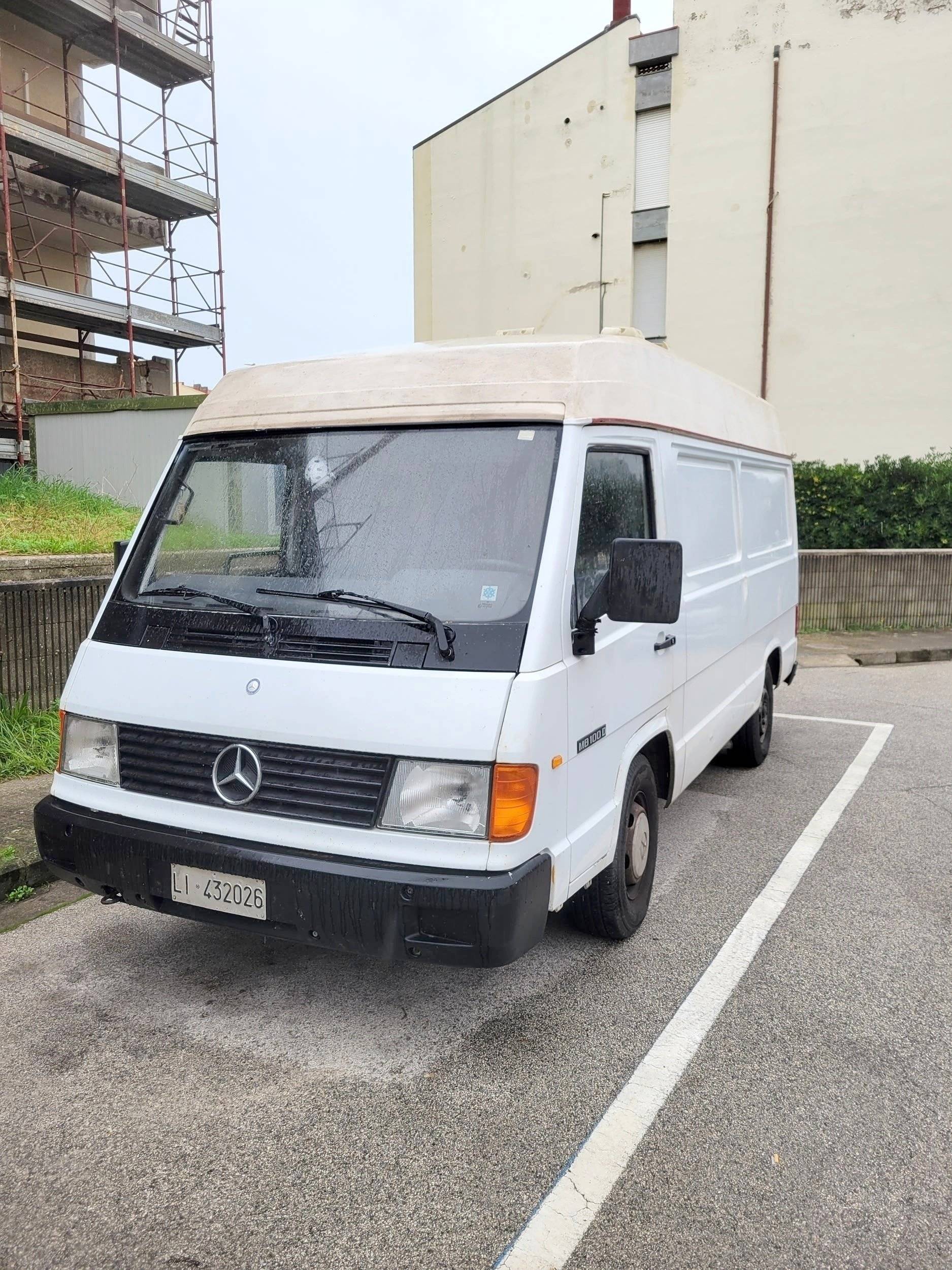 Front view from 3/4 Mercedes MB 100 D - Yescapa