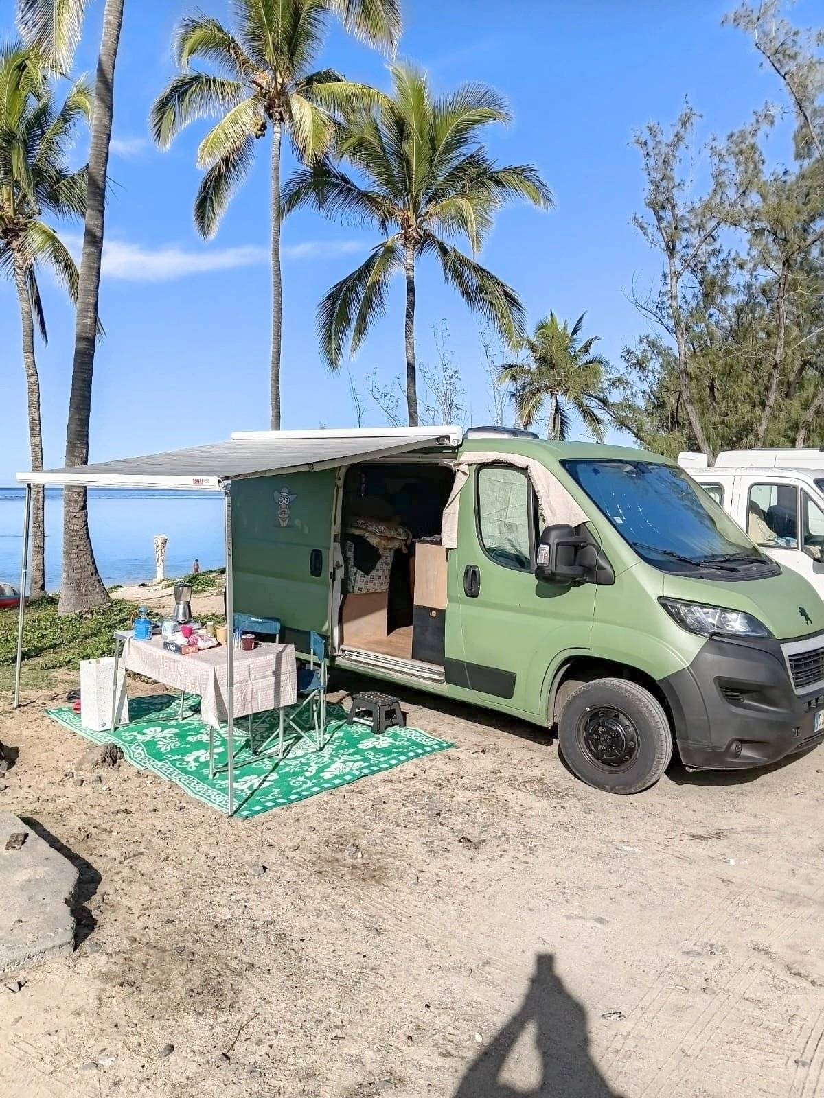 Voorkant 3/4 Peugeot - Yescapa