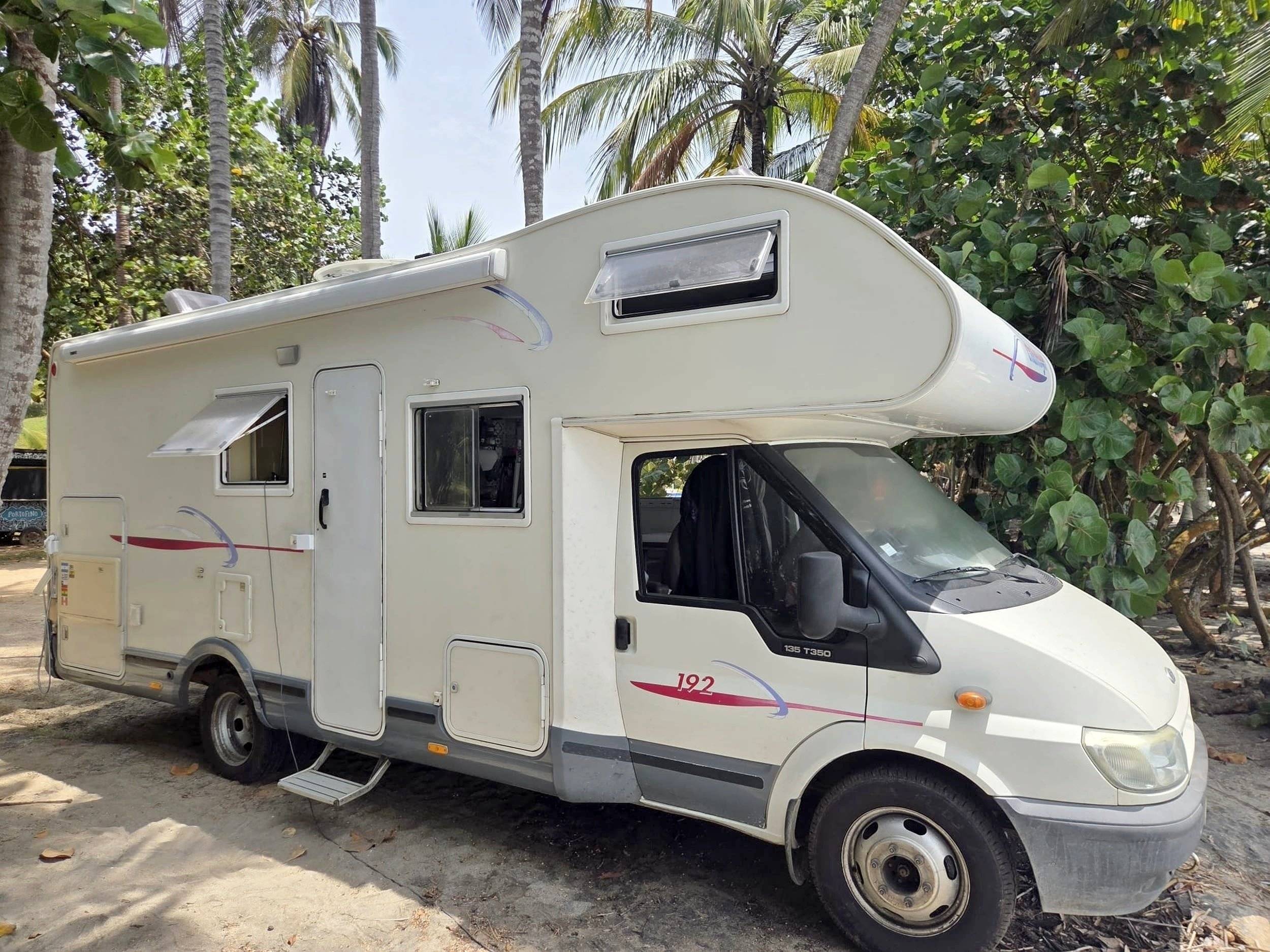 schräge Vorderansicht Ford Transit 2,4 l 125 ch - Yescapa
