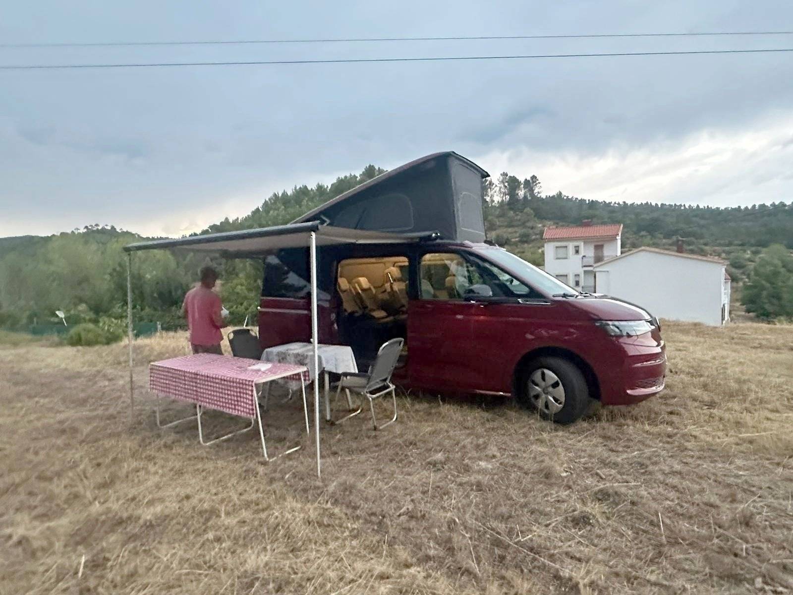 schräge Vorderansicht Volkswagen VOLKSWAGEN T7 CALIFORNIA COAST - Yescapa