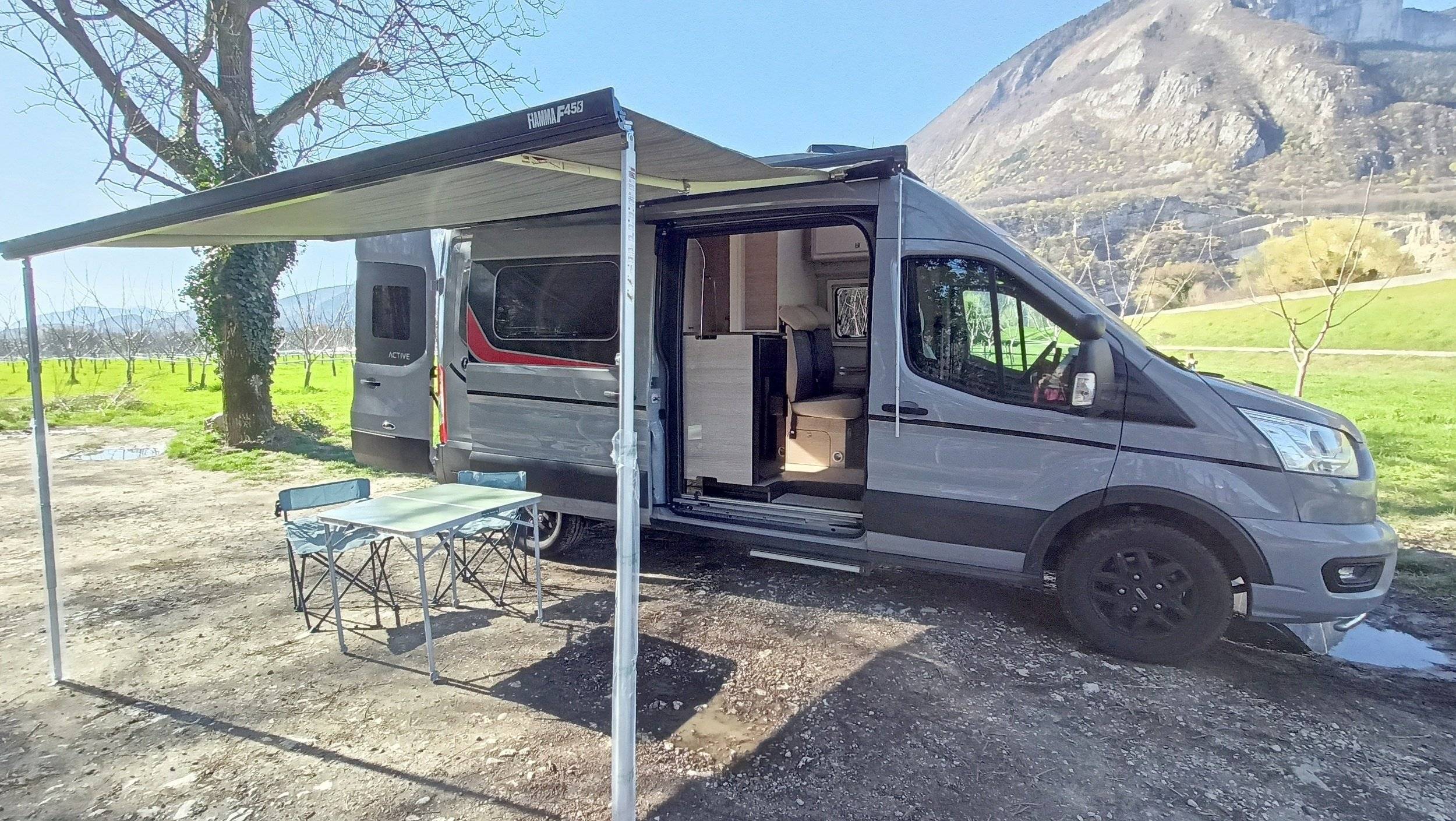 Vista de 3/4 Ford Transit - Yescapa