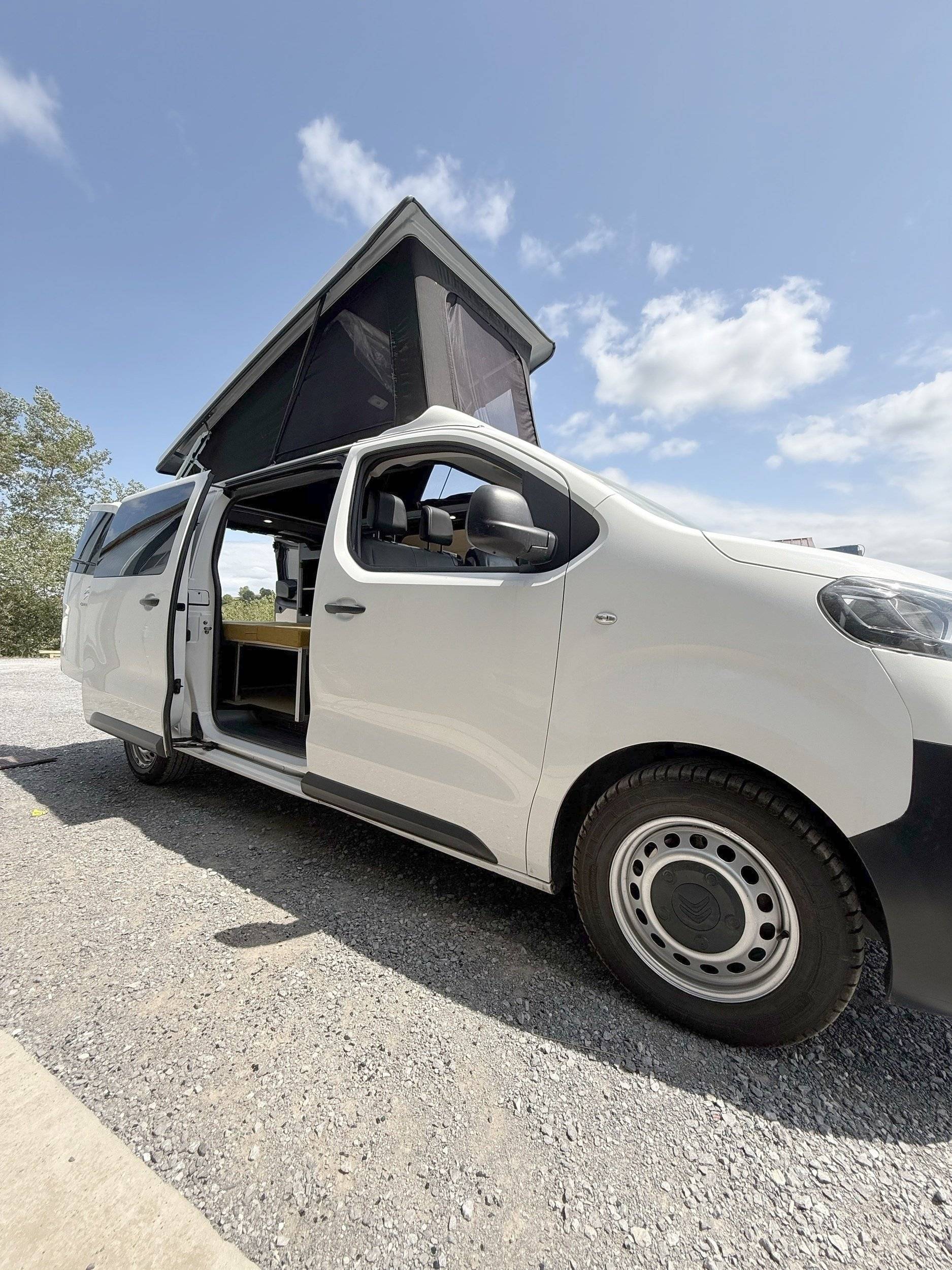 Vista del vehículo ángulo delantero Citroën Jumpy 2,2 l 120 ch - Yescapa