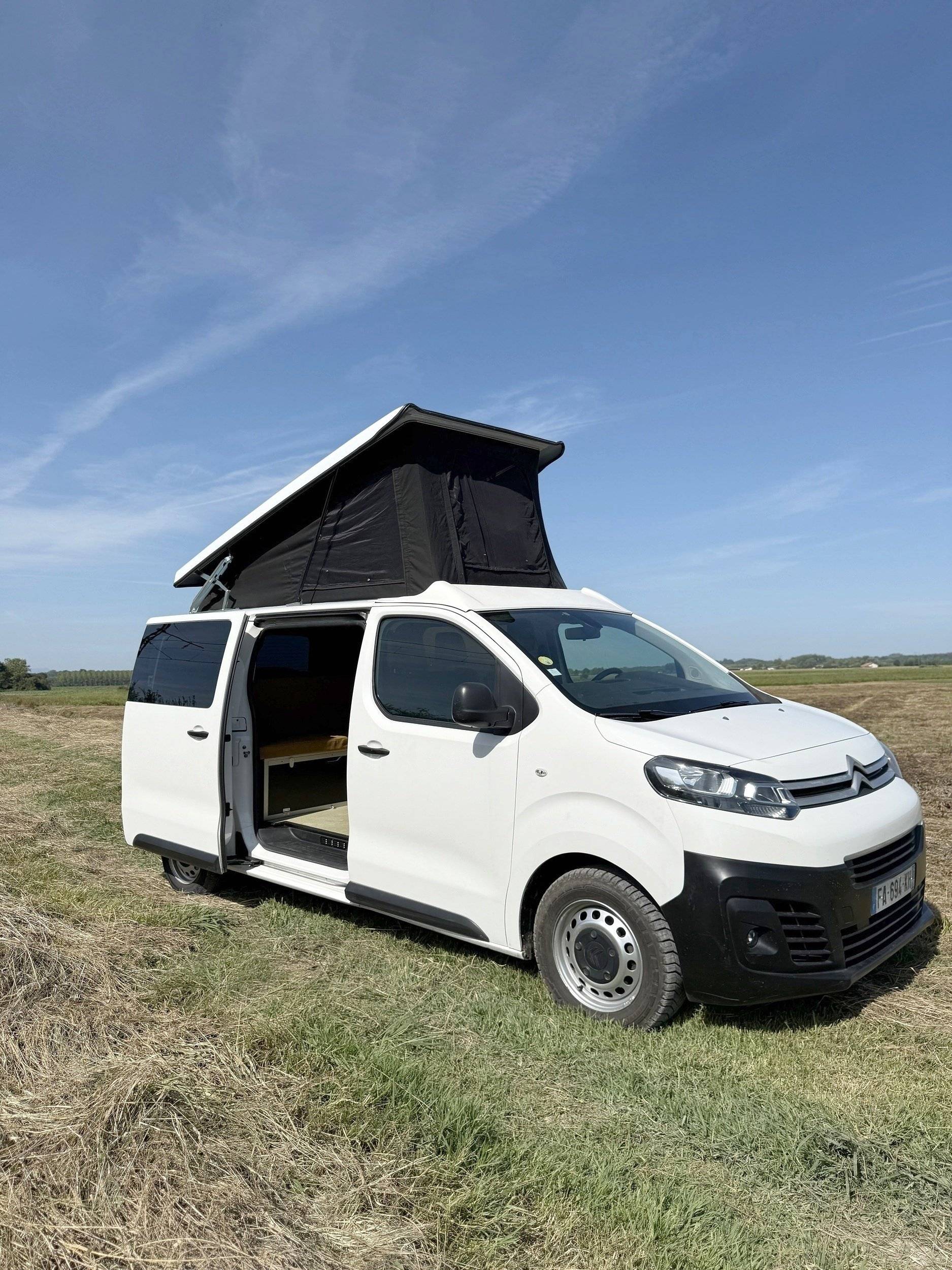Voorkant 3/4 Citroën Jumpy 2,2 l 120 ch - Yescapa