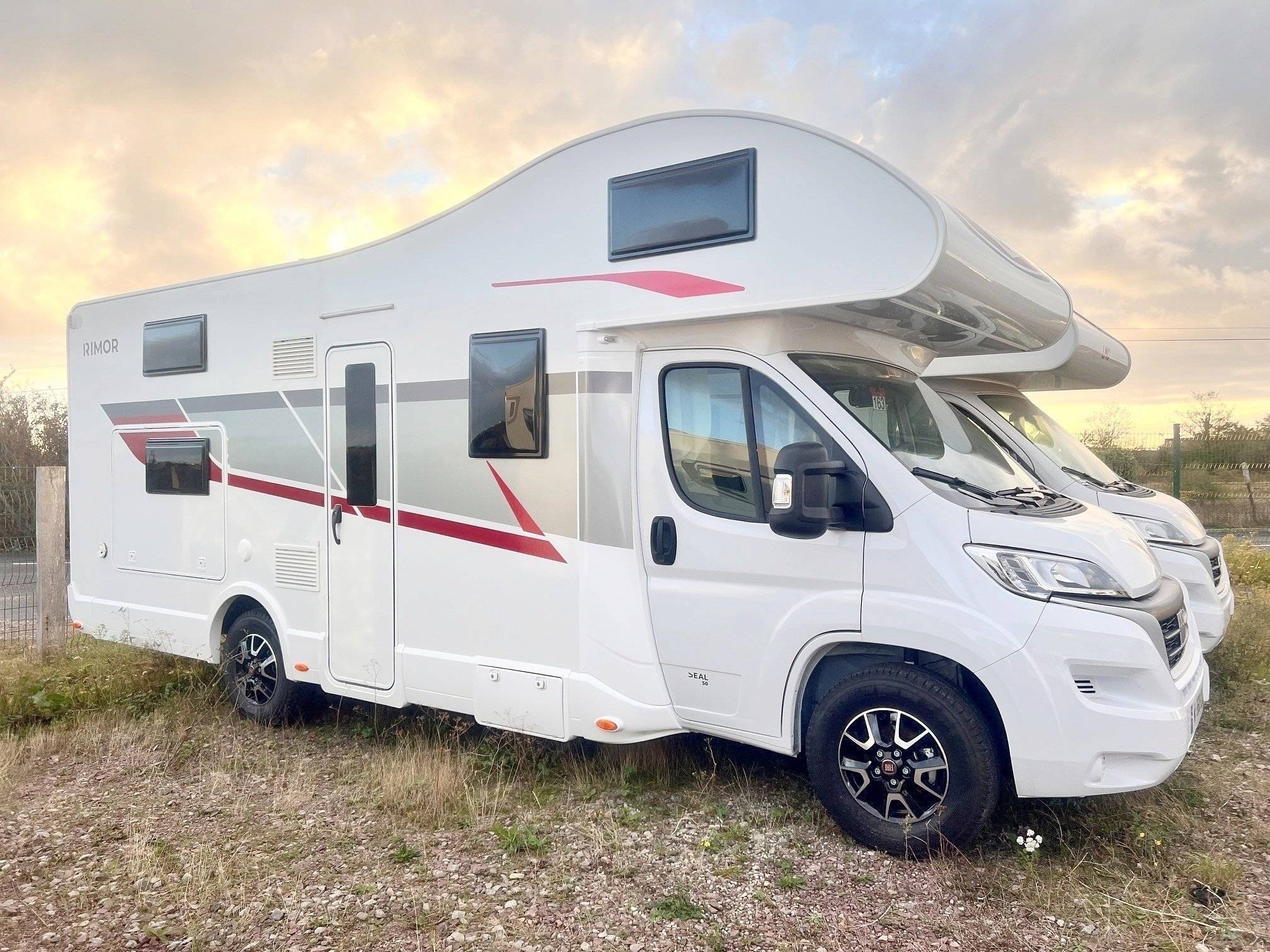 schräge Vorderansicht Fiat - Yescapa