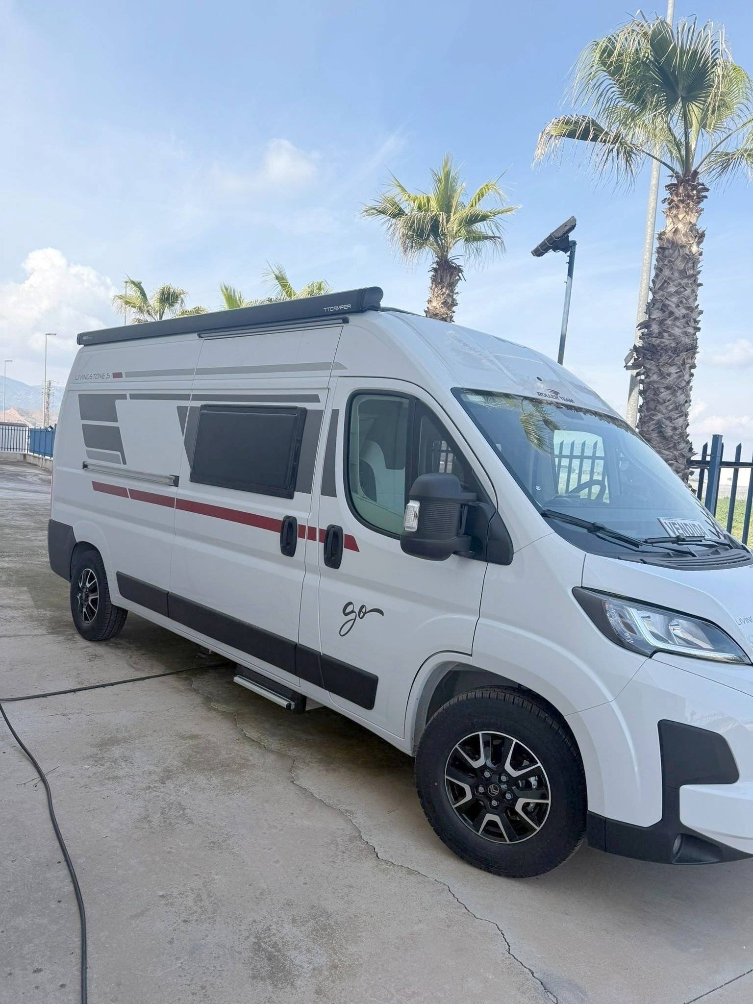 schräge Vorderansicht  - Yescapa