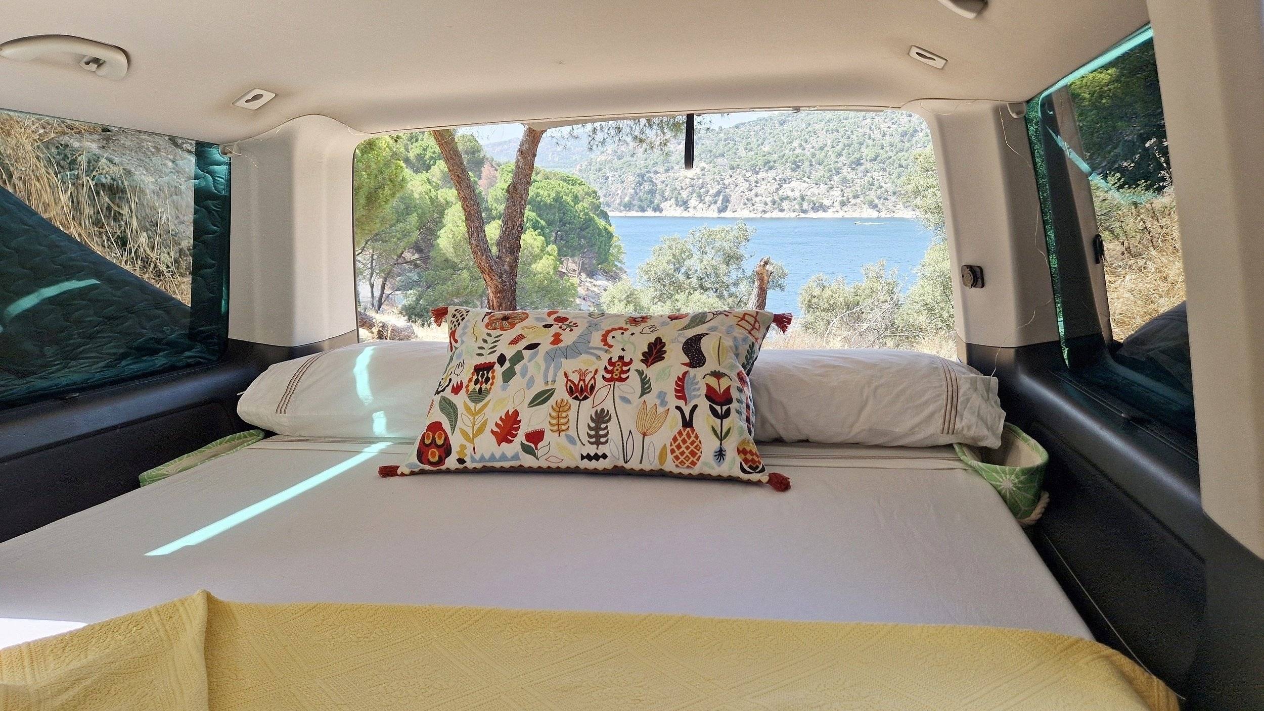 Berth Volkswagen MULTIVAN T5 179 CV - Yescapa