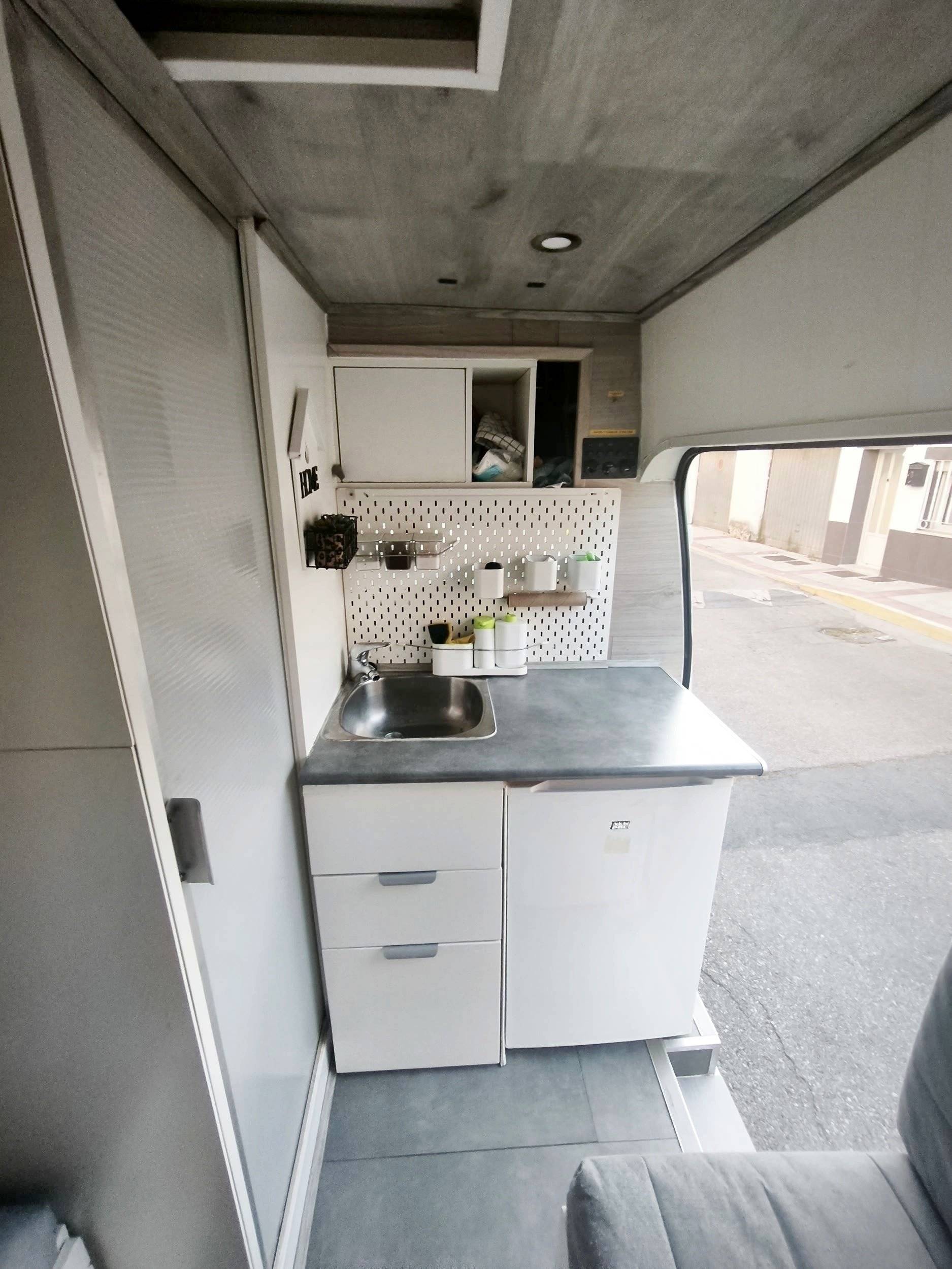 Kitchenette Ford Transit 2,4 l TDCi 140 ch. - Yescapa