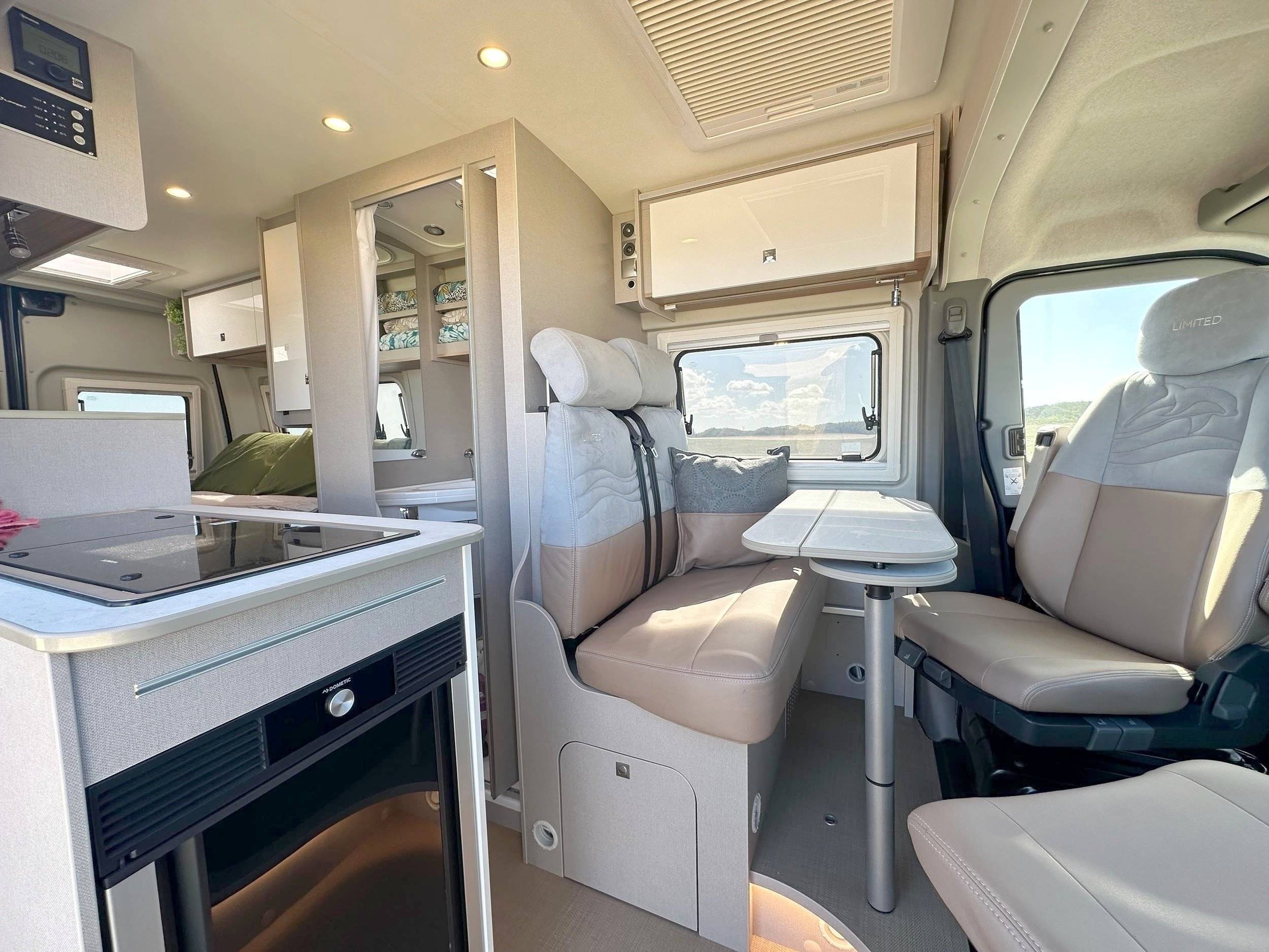 Dining Area Renault Master 2,3 l 145 ch - Yescapa