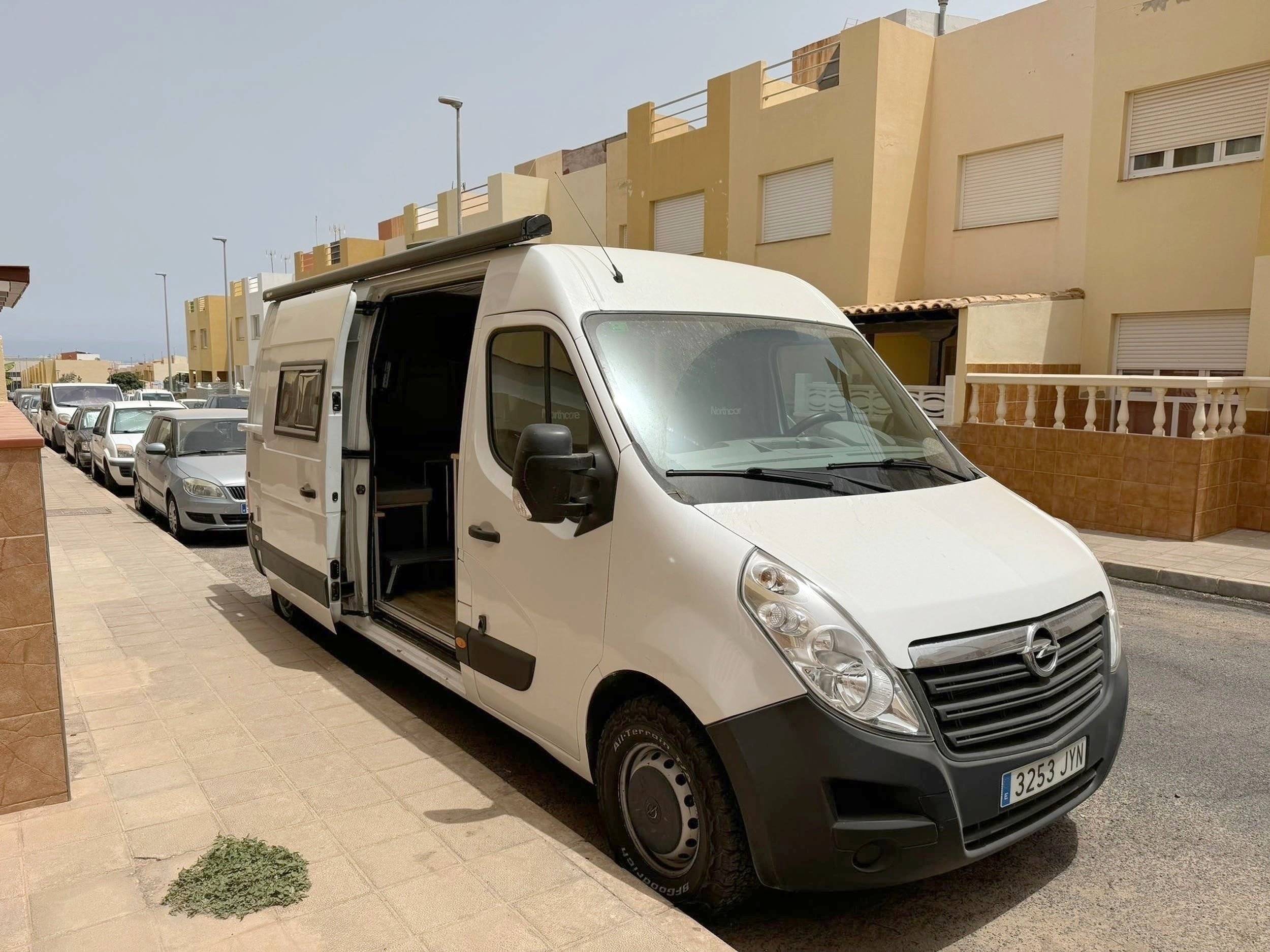 Vista del vehículo ángulo delantero Opel Movano - Yescapa