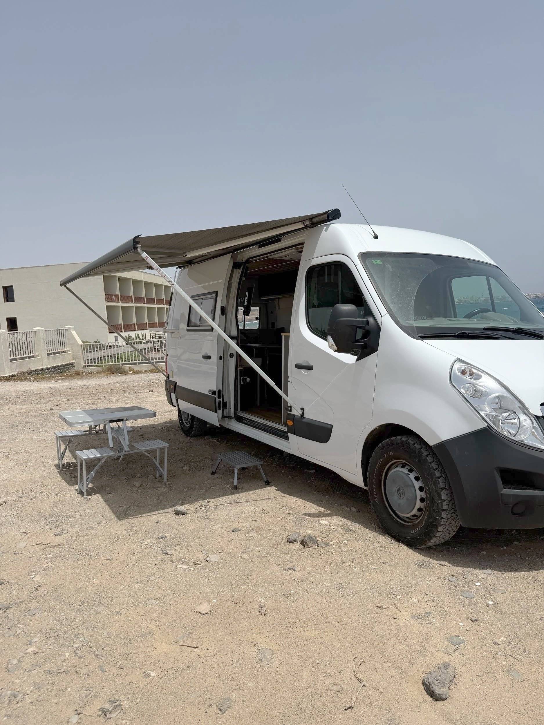 Vue avant de 3/4 Opel Movano - Yescapa