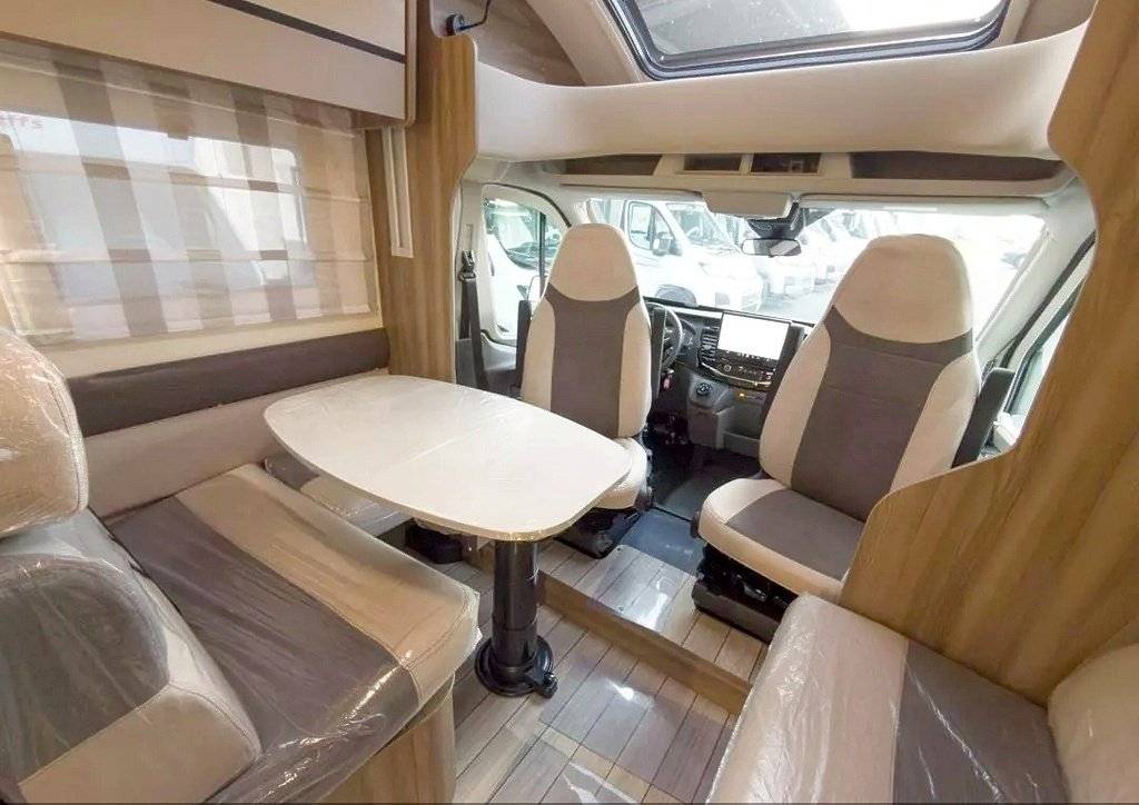 Dining Area Ford 165 BHP Auto - Yescapa