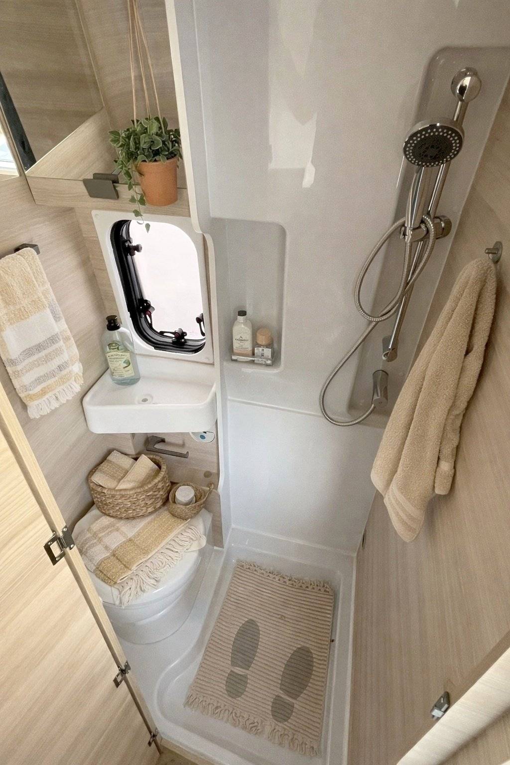 Chausson 594 first line