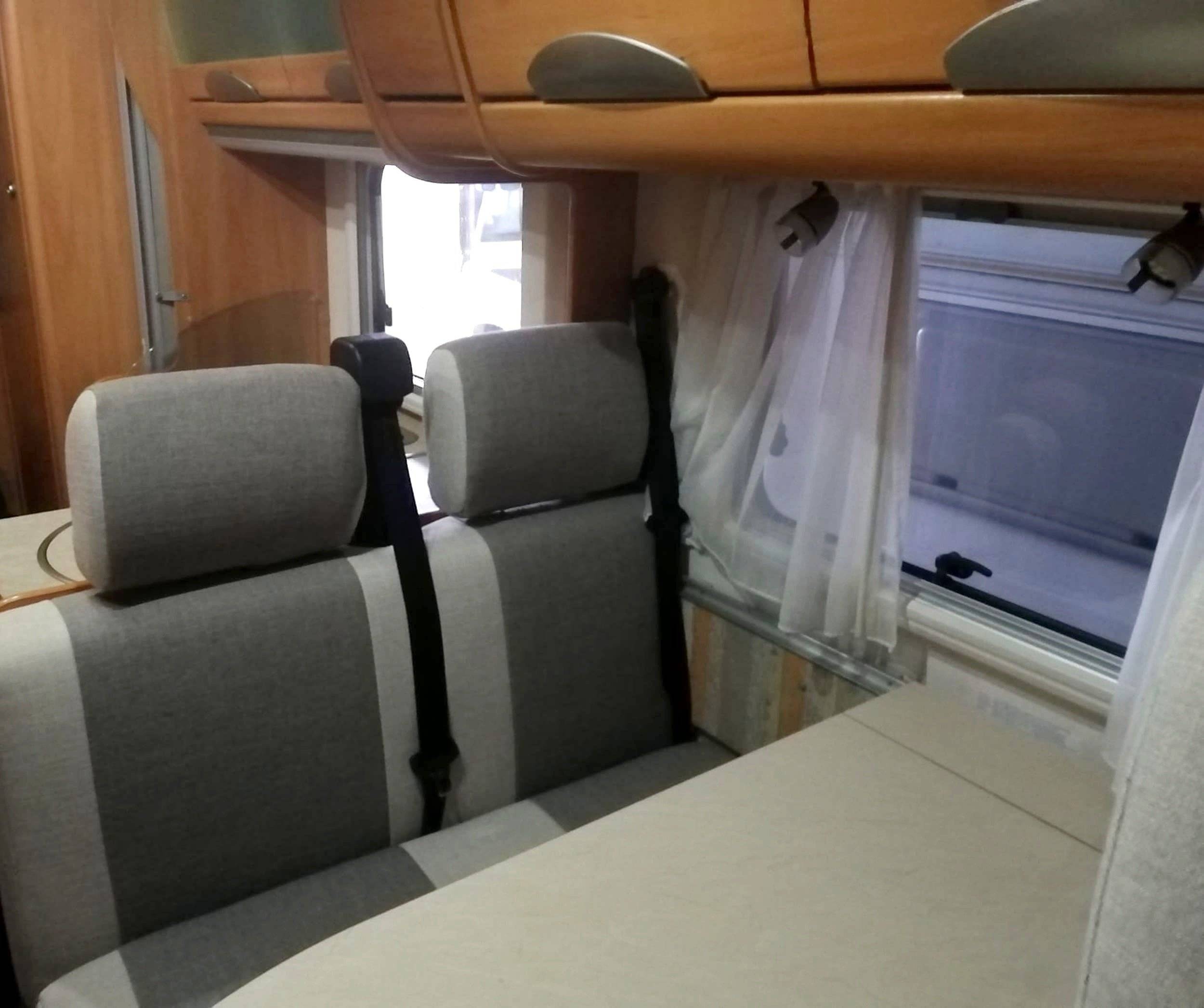 Área de jantar Fiat Ducato 2,2 l JTD 130 ch. - Yescapa