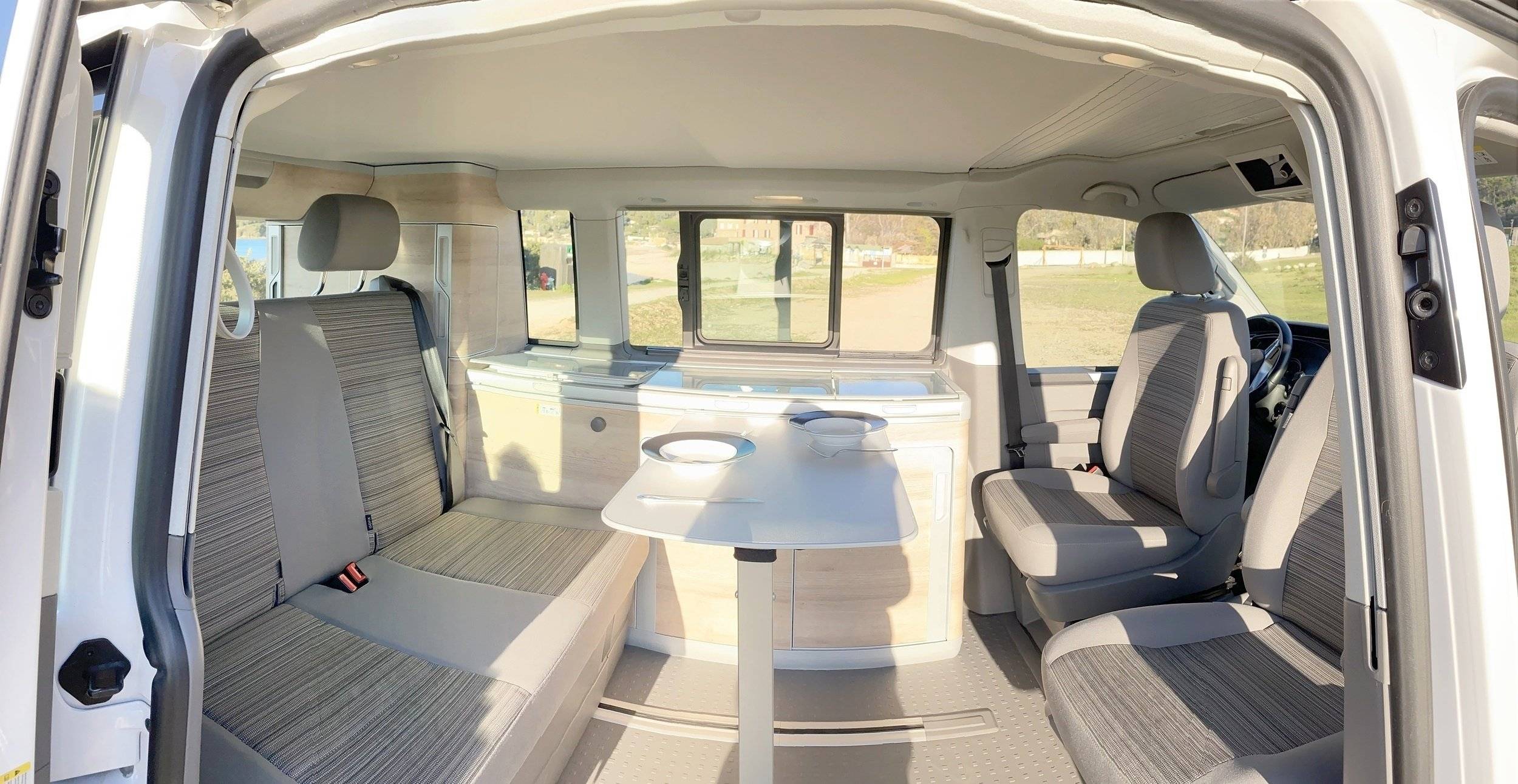 Área de jantar Volkswagen T6 2,0 l TDI 150 ch - Yescapa