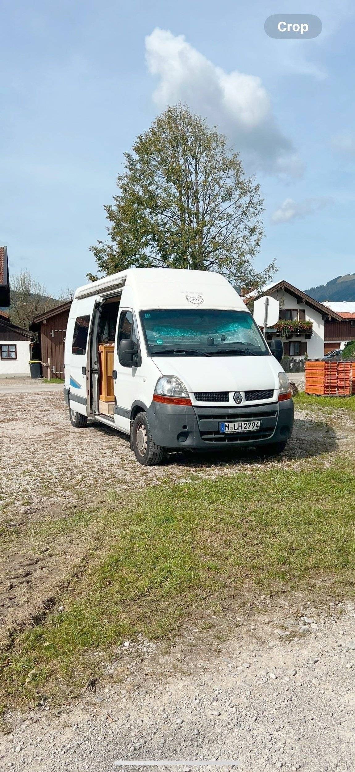Front view from 3/4 Renault Master 2,5 l dCi 120 - Yescapa