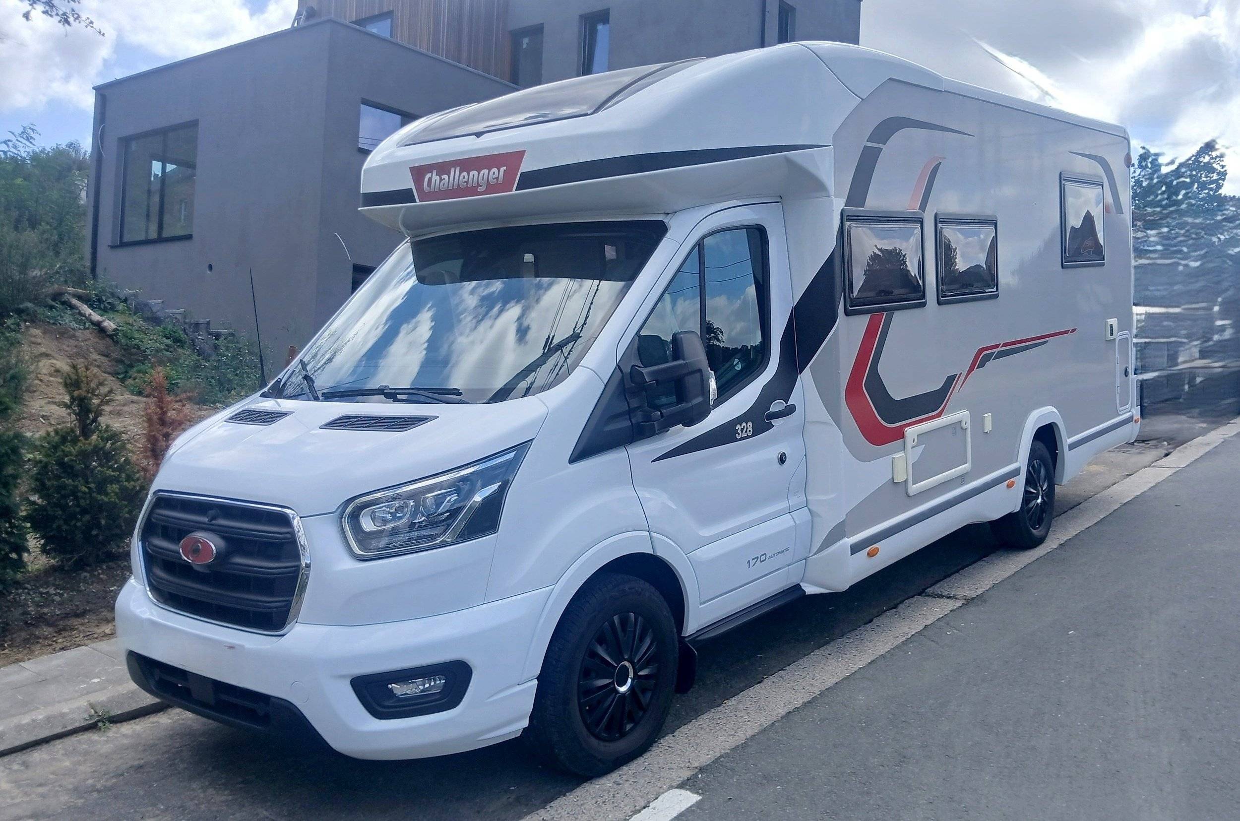 Vista frontale a ¾ Ford 170cv automatique - Yescapa