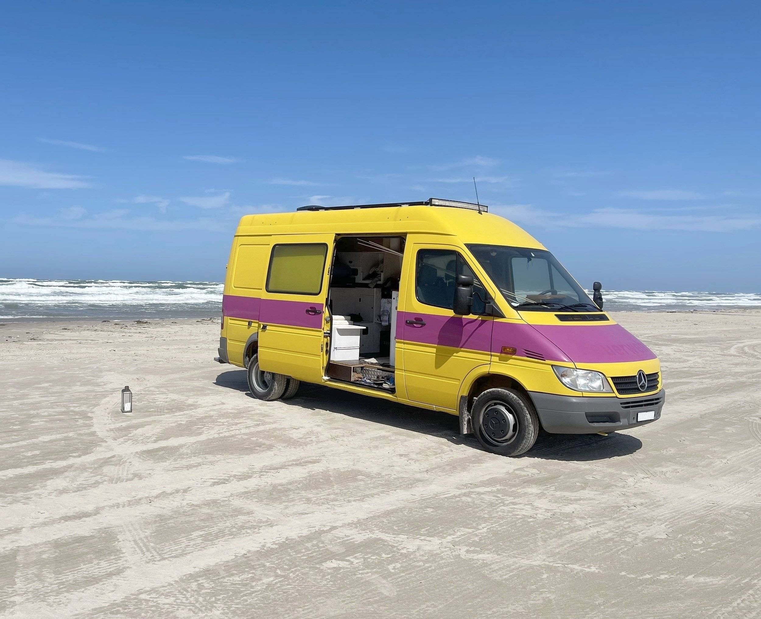 Front view from 3/4 Mercedes Sprinter 416 160cv - Yescapa