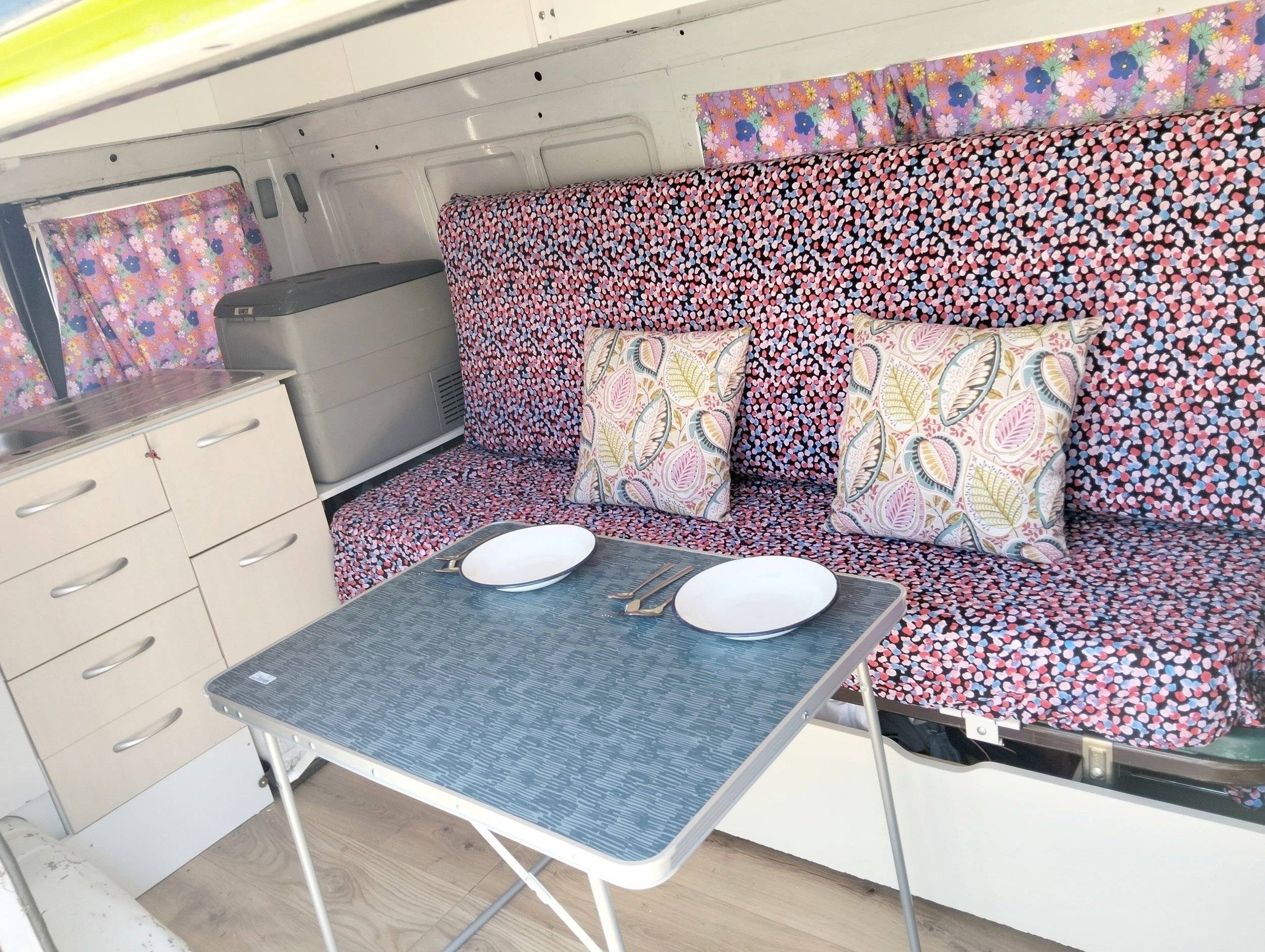 Dinette Mercedes MB100 - Yescapa