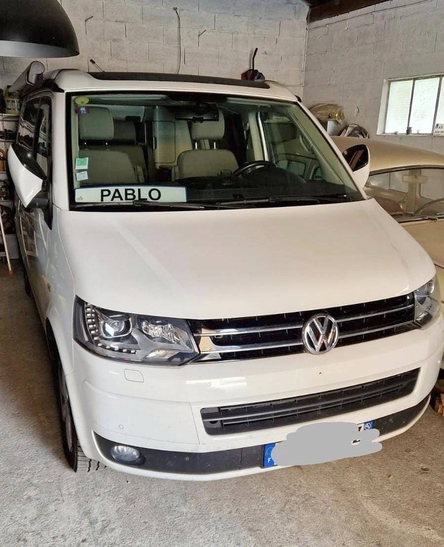 Vue avant de 3/4 Volkswagen VOLKSWAGEN CALIFORNIA - Yescapa