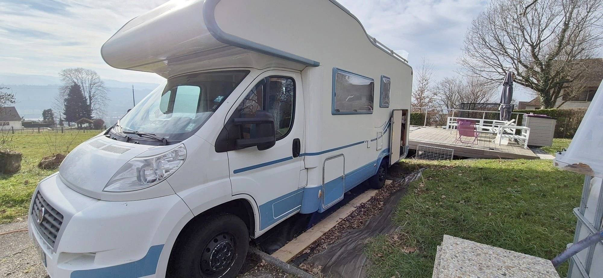Vue avant de 3/4 Fiat Fiat/2,3 l 130 ch. - Yescapa