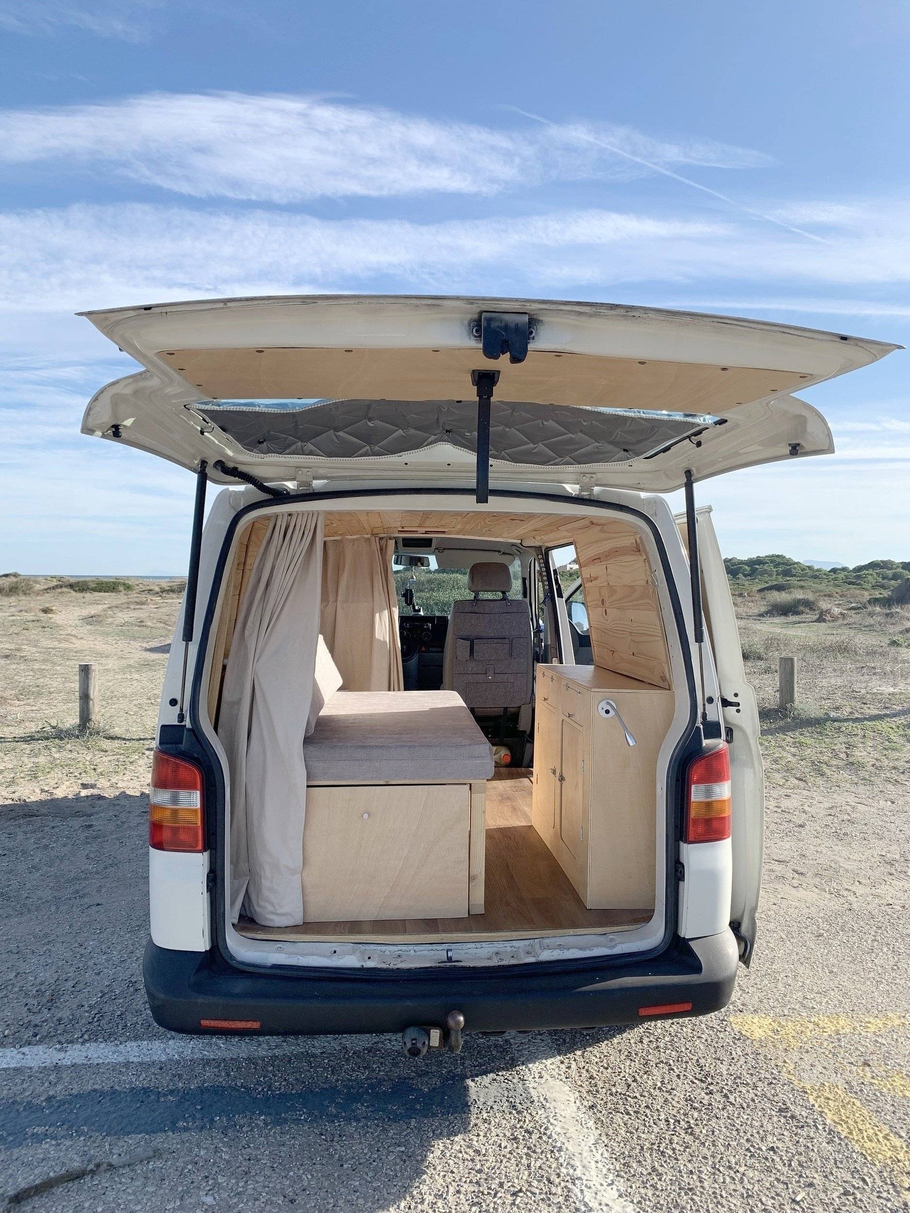 Rear view Volkswagen Volkswagen Transporter - Yescapa