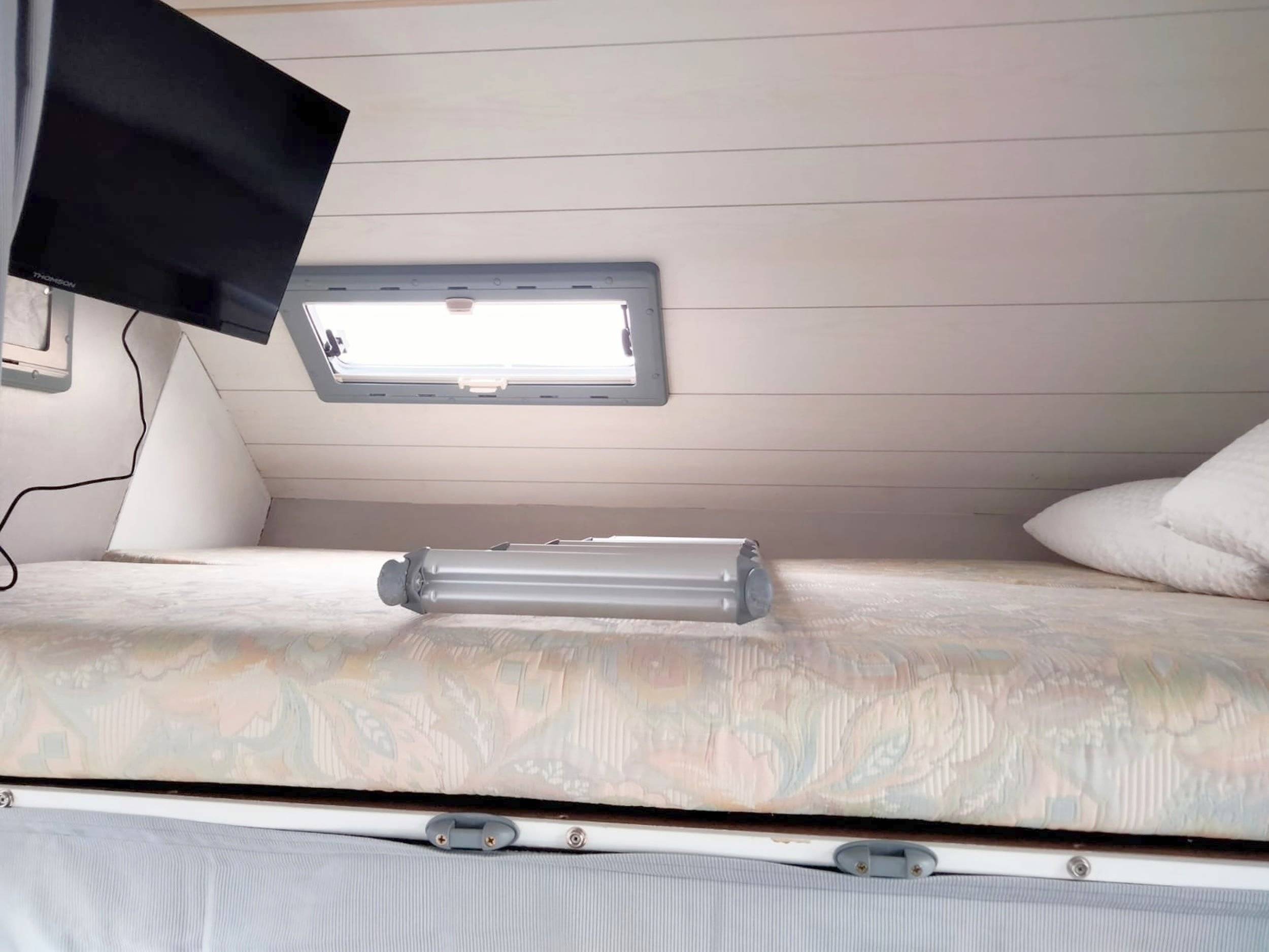 Plazas en cama Ford Transit 2.5 td - Yescapa