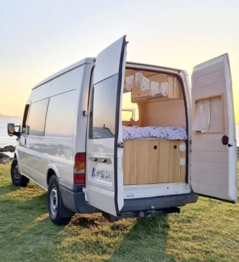 Vue avant de 3/4 Ford Transit 2,4 l 115 ch - Yescapa