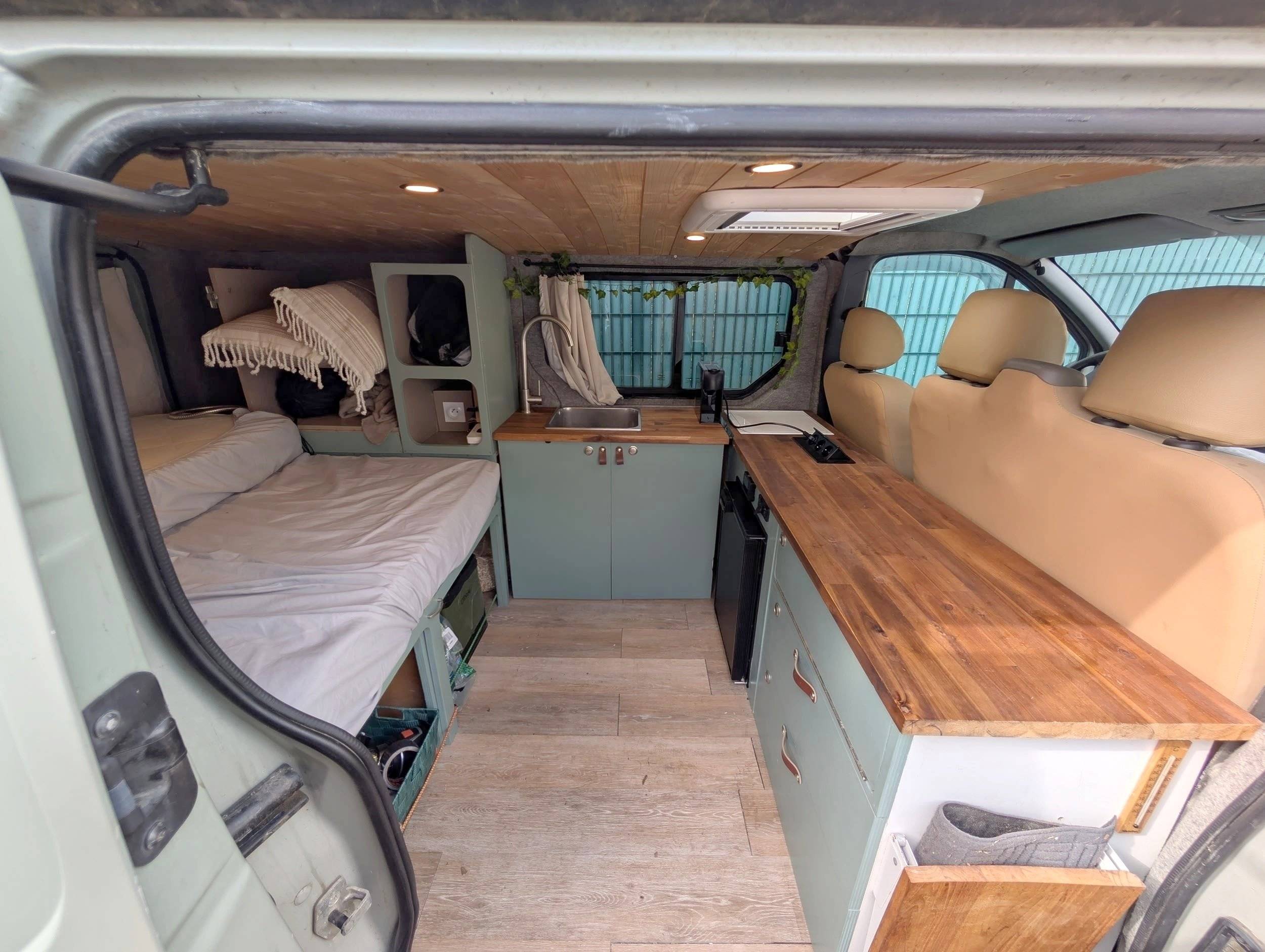 Dining Area Opel Vivaro - Yescapa