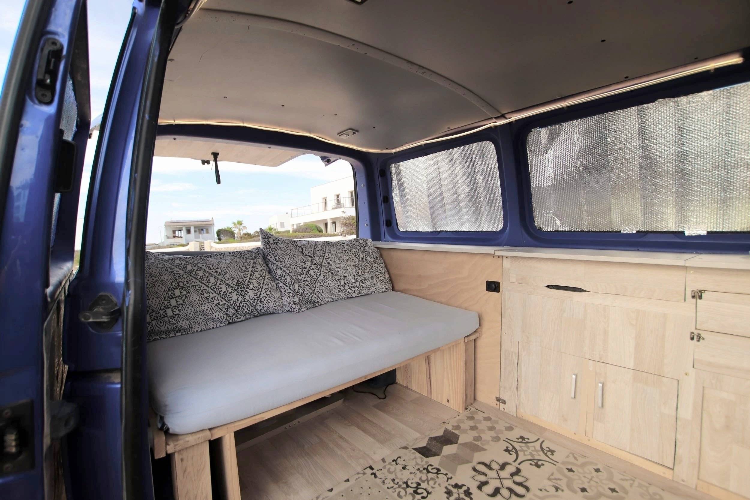 Dining Area Volkswagen - Yescapa
