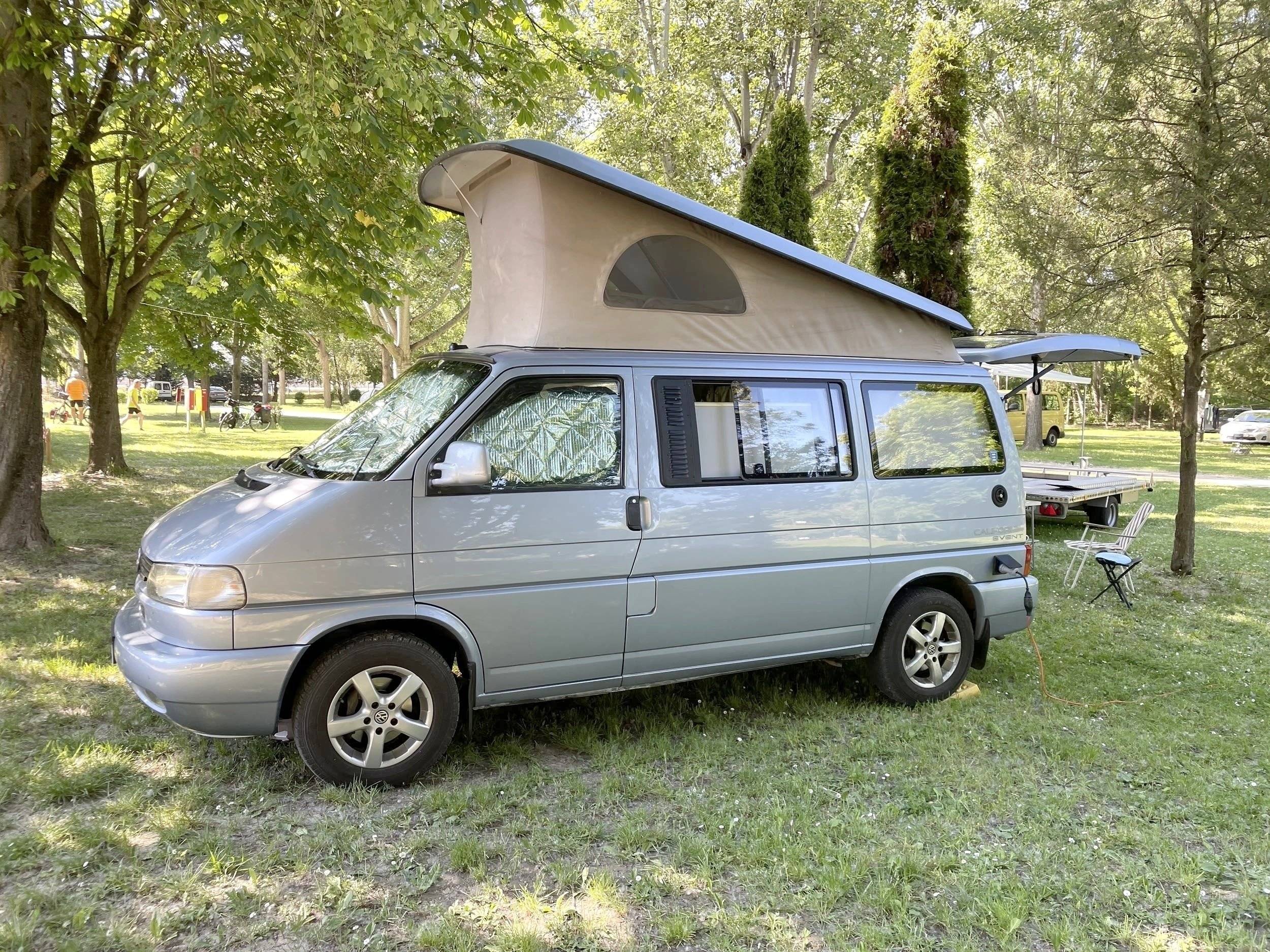 Vista de 3/4 Volkswagen Volkswagen T4 California 2.5 TDI - Yescapa