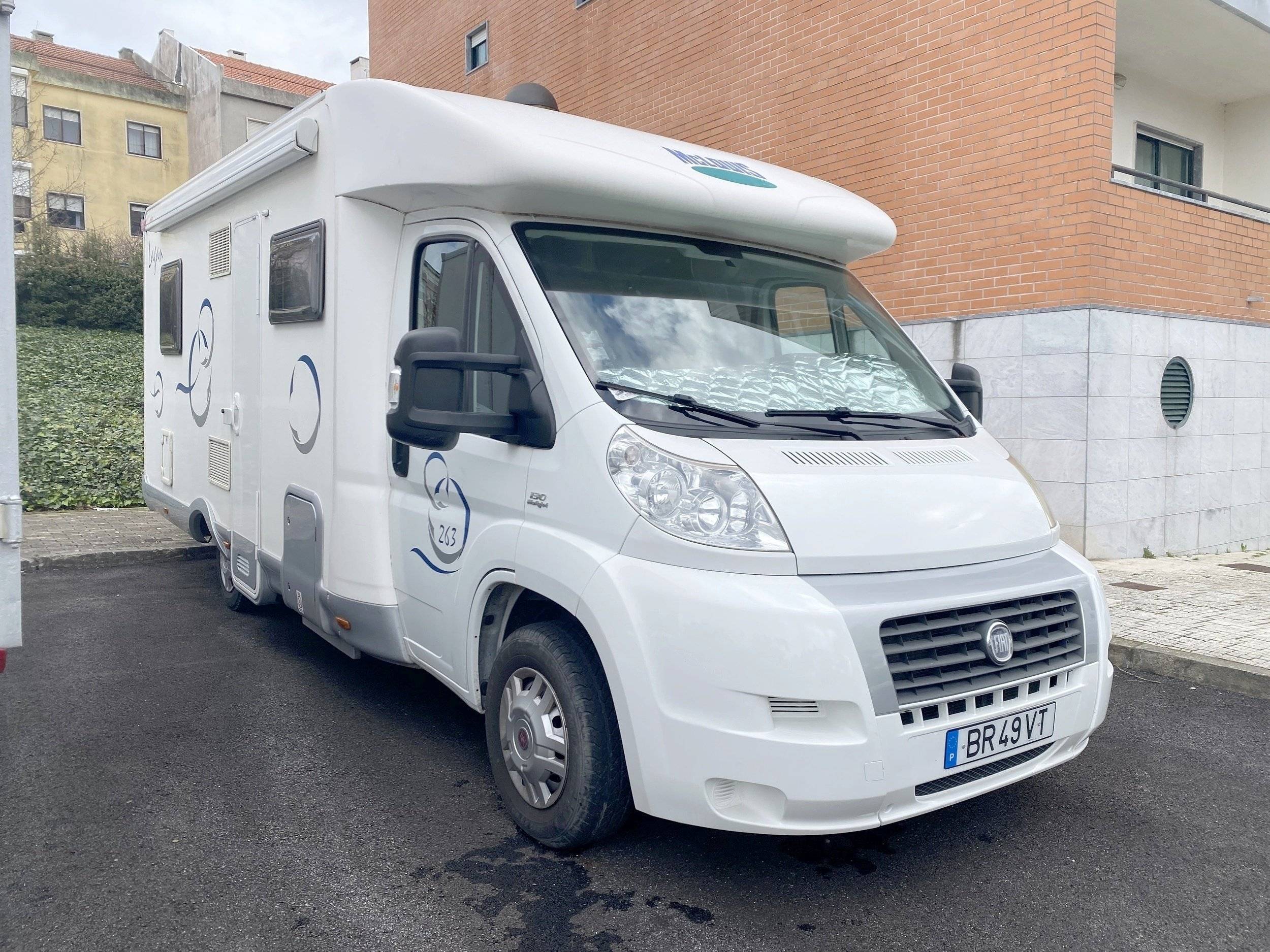 Vista frontale a ¾ Fiat - Yescapa