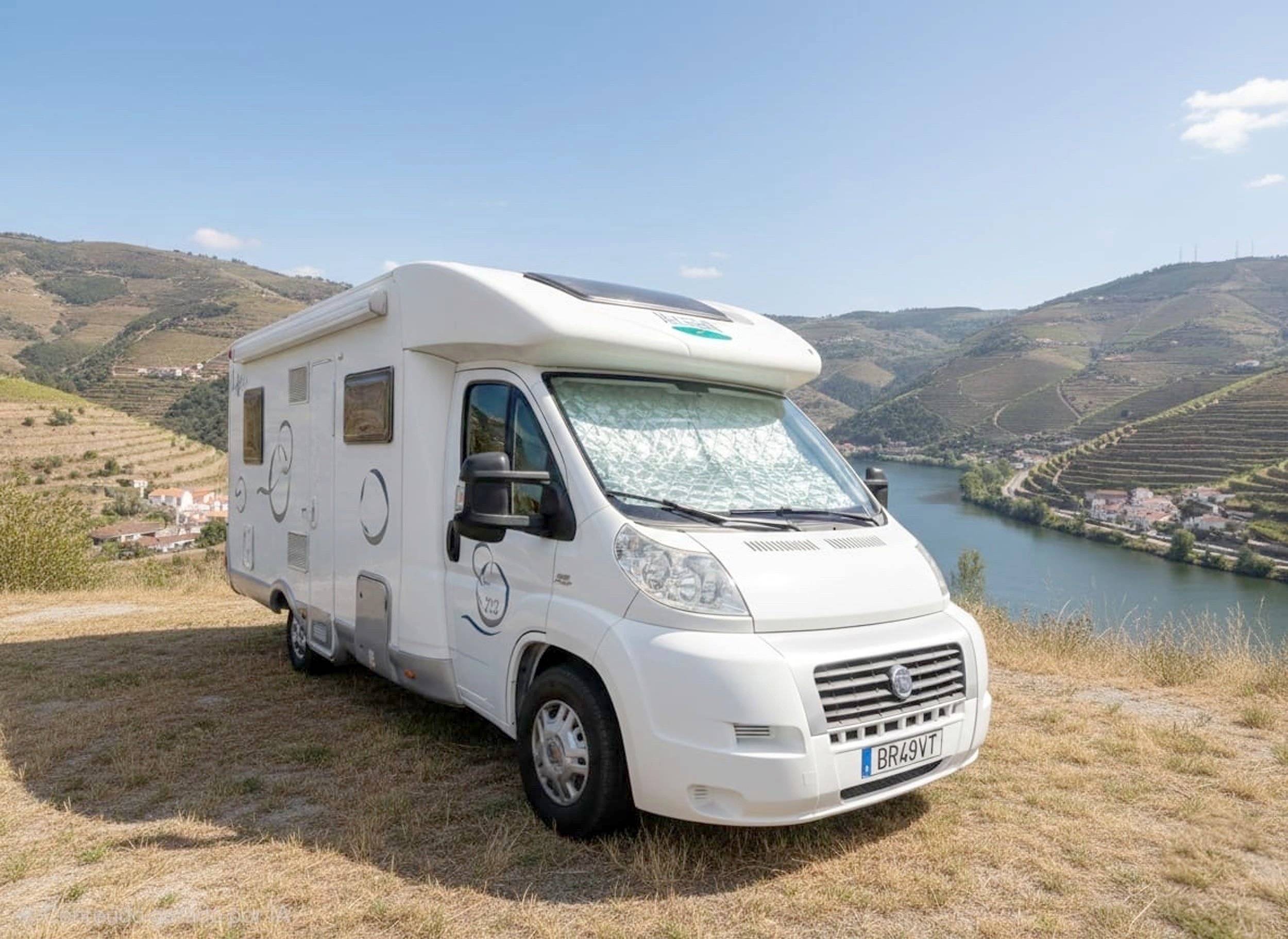 schräge Vorderansicht Fiat - Yescapa