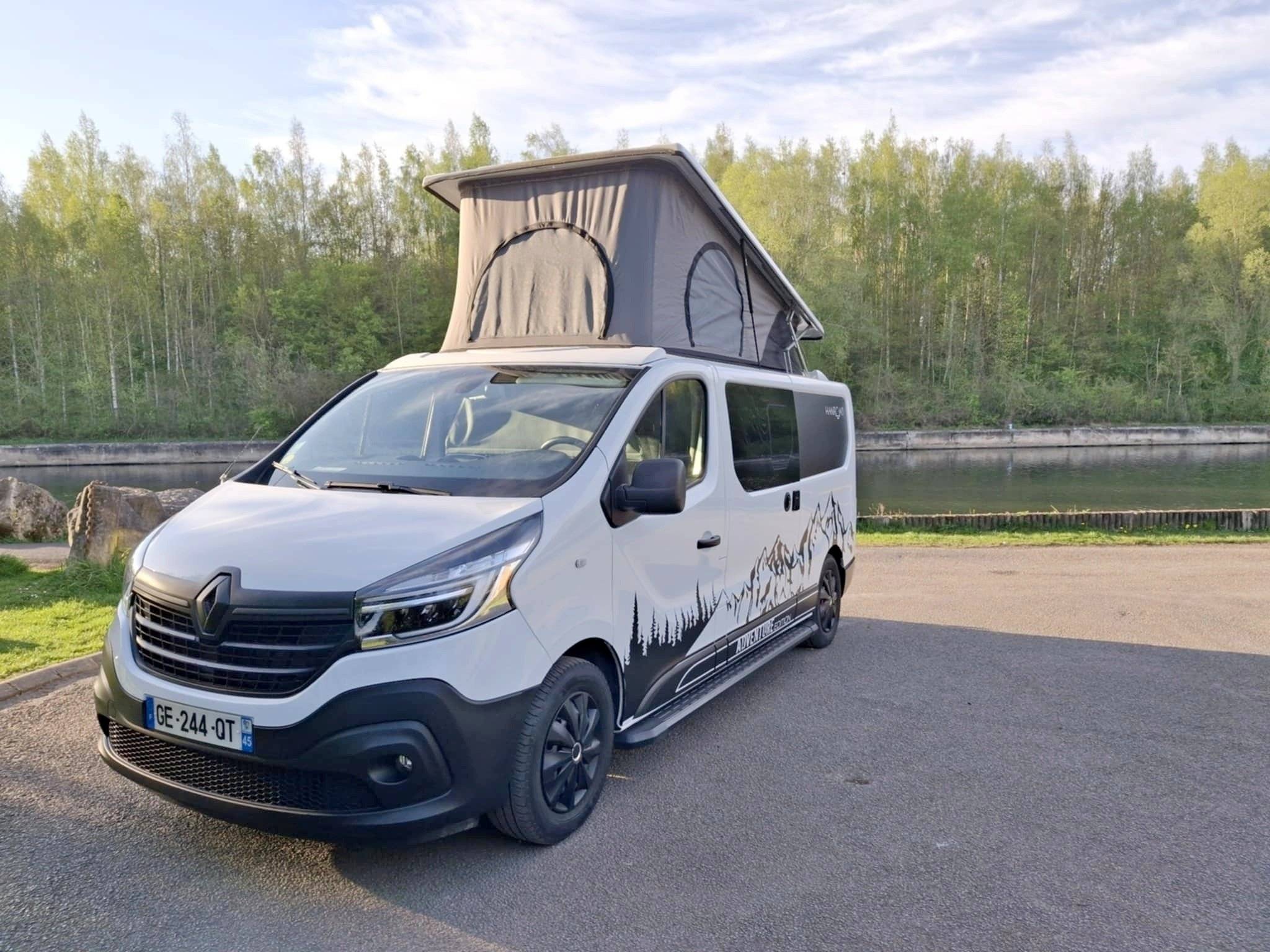 Vista frontale a ¾ Renault Trafic long 1,6l l dci 145 ch - Yescapa