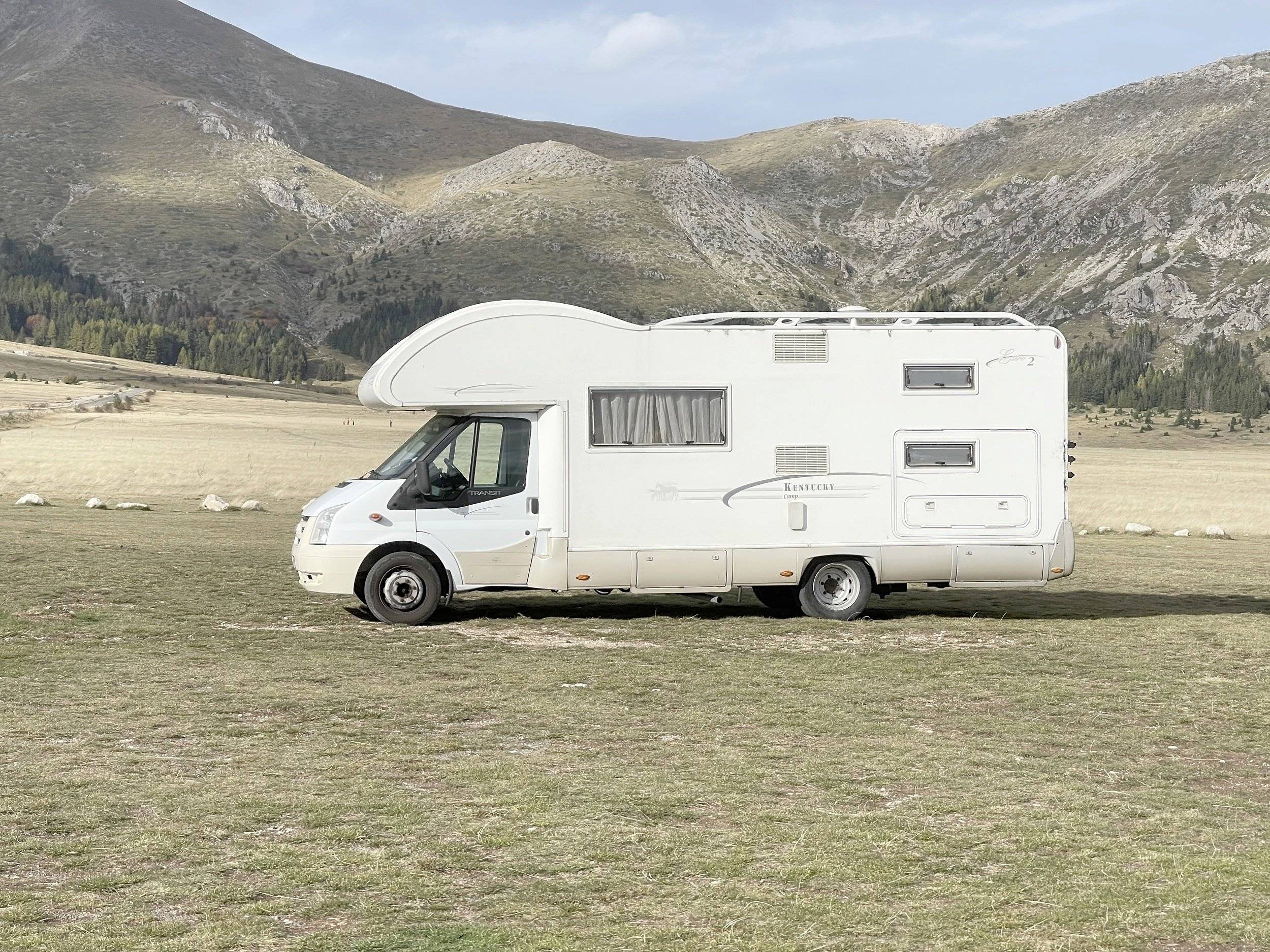 Vista frontale a ¾ Ford Transit 2,4 l TDCi 115 ch. - Yescapa