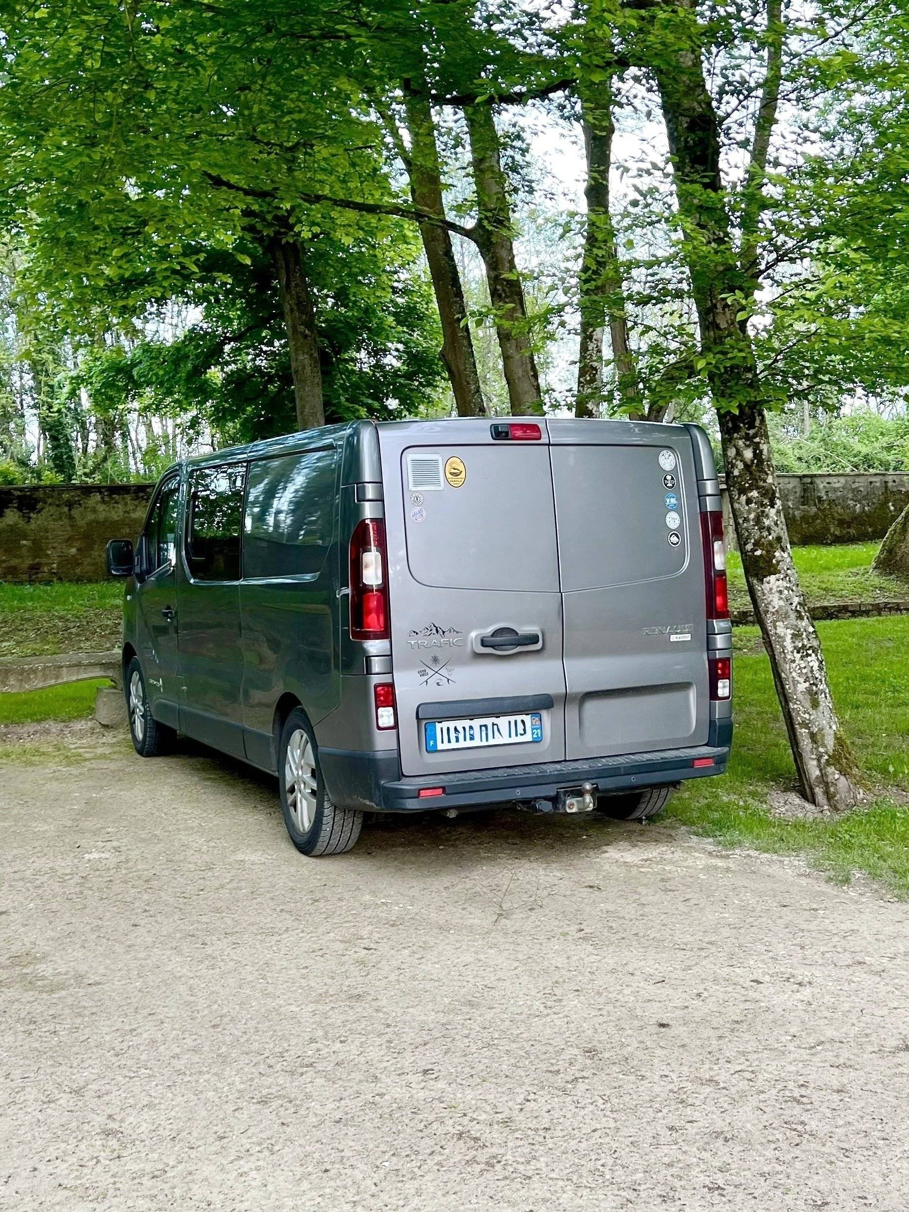 Vue avant de 3/4 Renault Renault Trafic - Yescapa