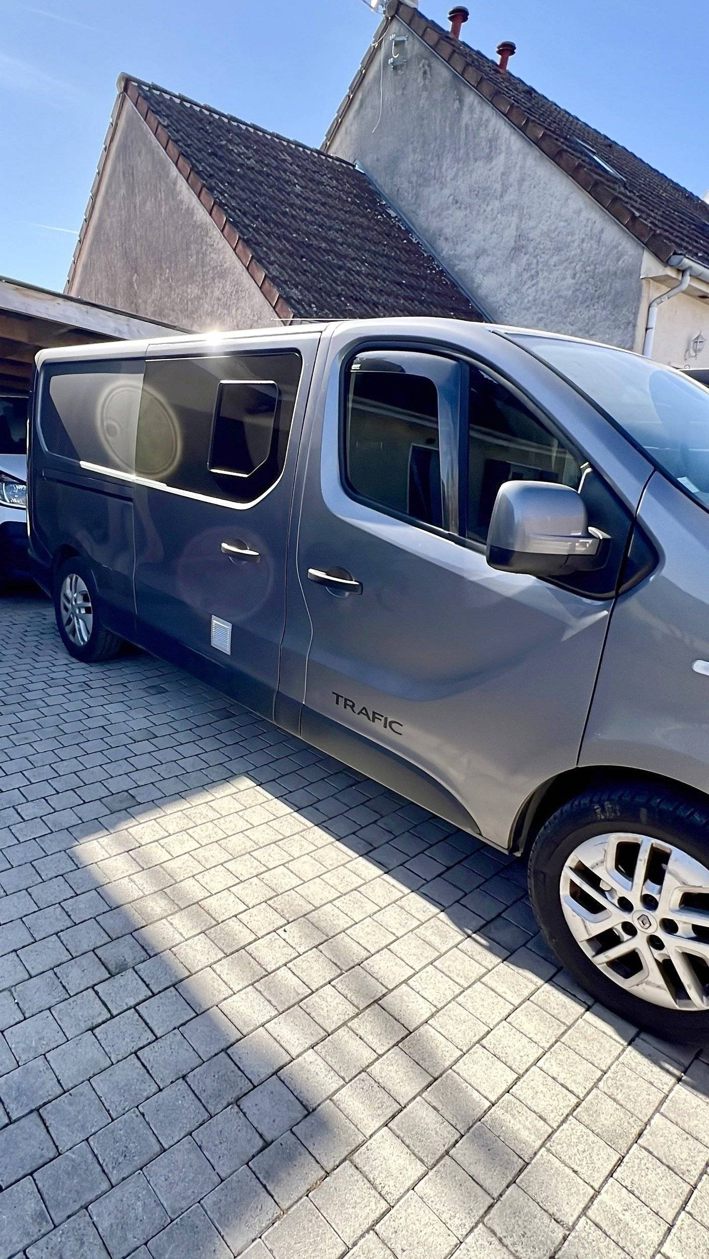 Voorkant 3/4 Renault Renault Trafic - Yescapa