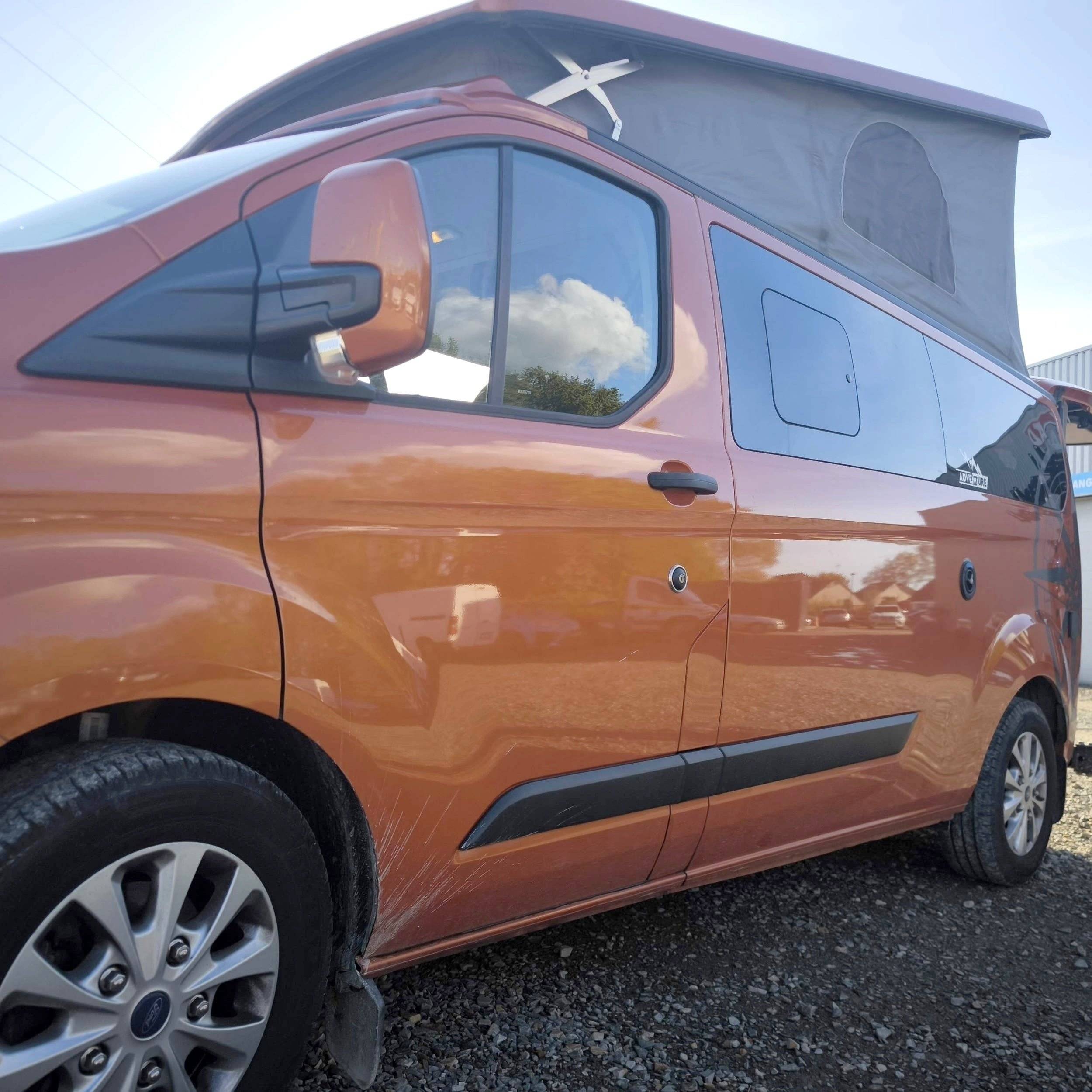 Vista de 3/4 Ford CUSTOM TRANSIT - Yescapa