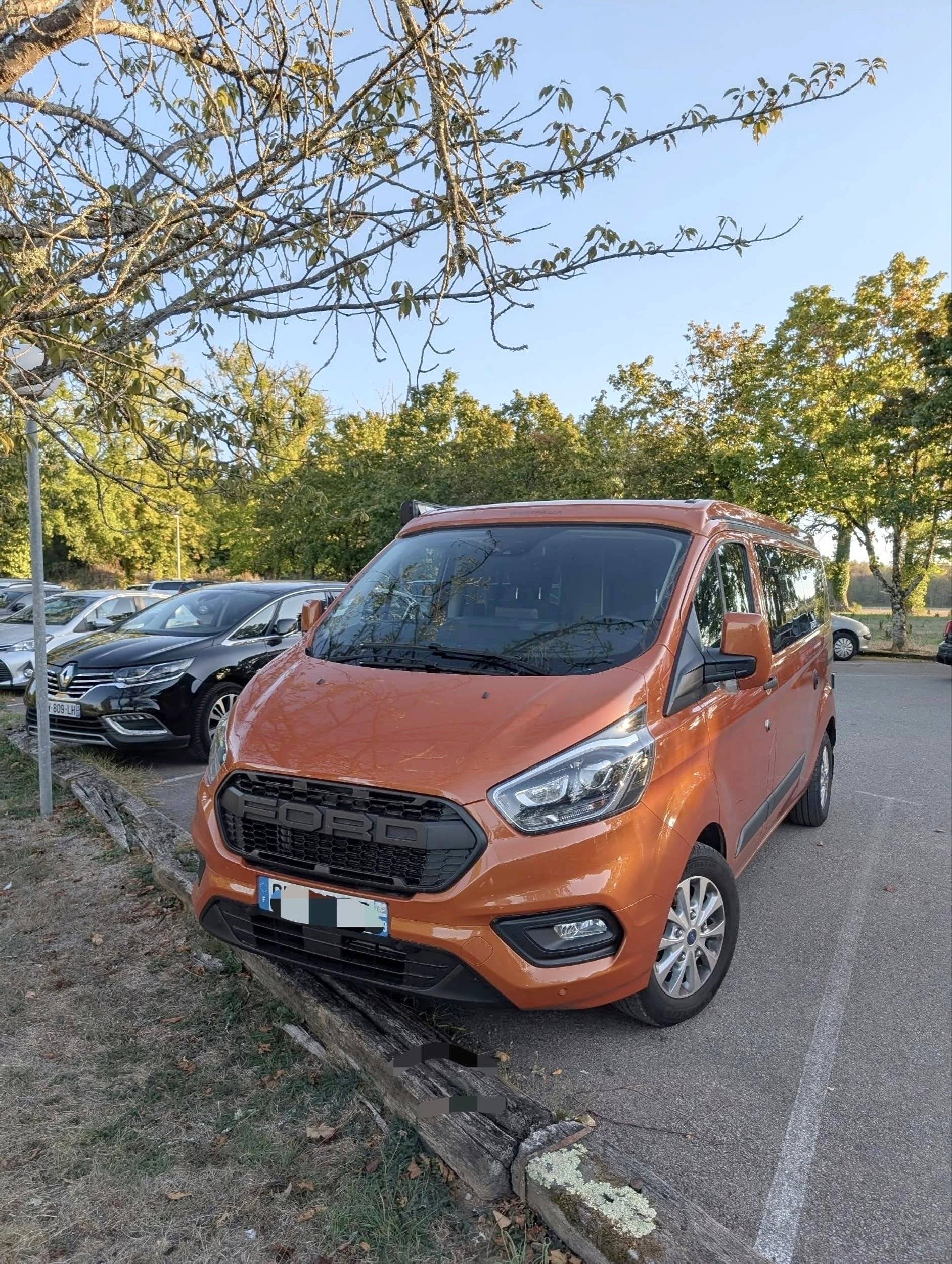 Vista frontale a ¾ Ford CUSTOM TRANSIT - Yescapa